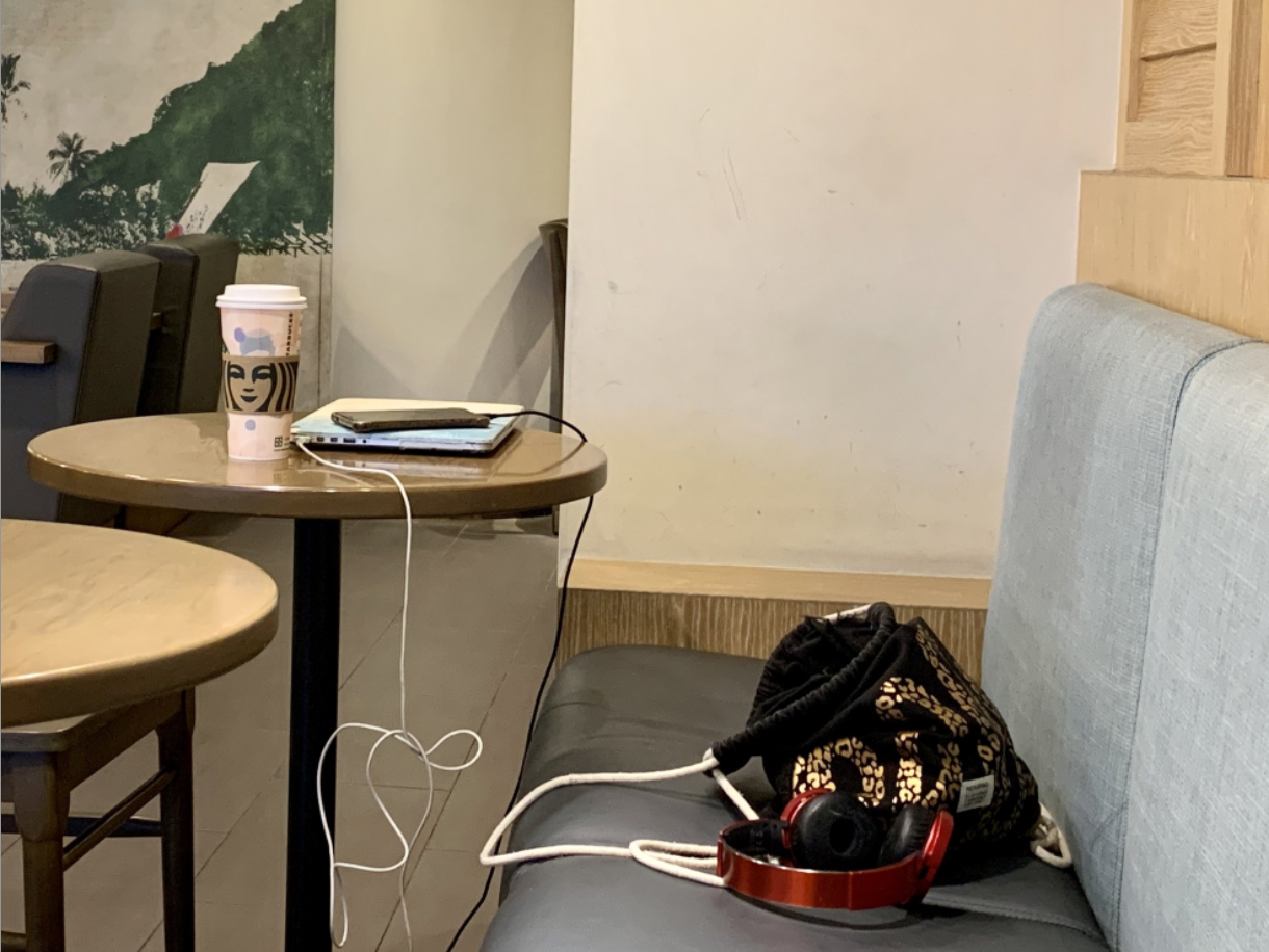 一名外國女網友分享在星巴克看到的一幕,讓他大讚台灣的治安很安全。(翻攝自推特@MorganinAsia)