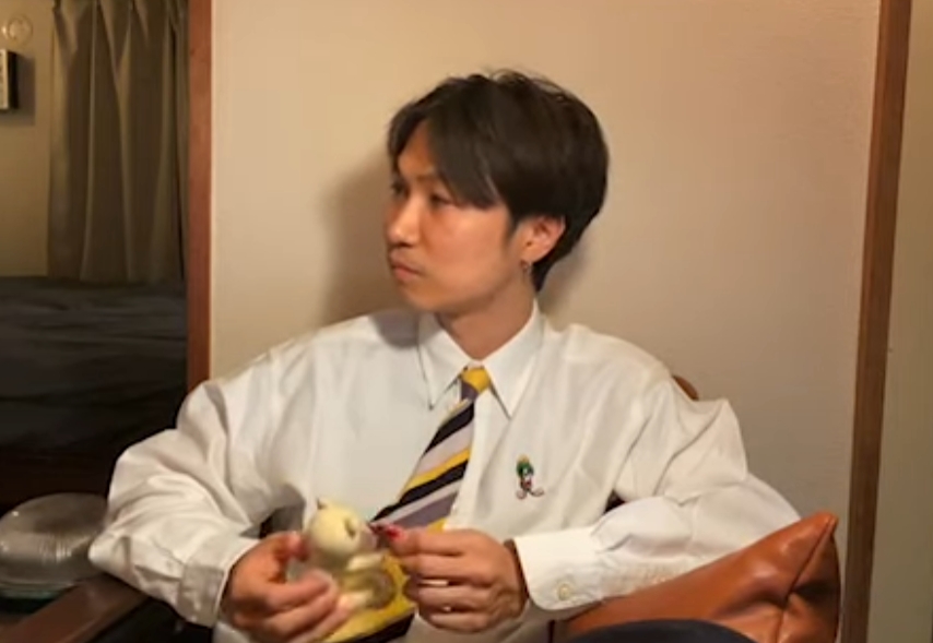 平塚正幸在影片中不斷撫摸熊玩偶,引發眾人反感。(翻攝自平塚正幸98 YouTube頻道)