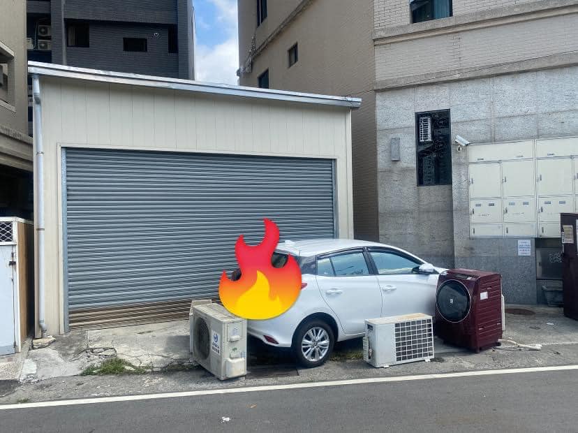 有網友在臉書社團po文抱怨，公司的大門口被一輛汽車停放卡住，害得公司無法開門正常營業。（翻攝自爆怨公社）