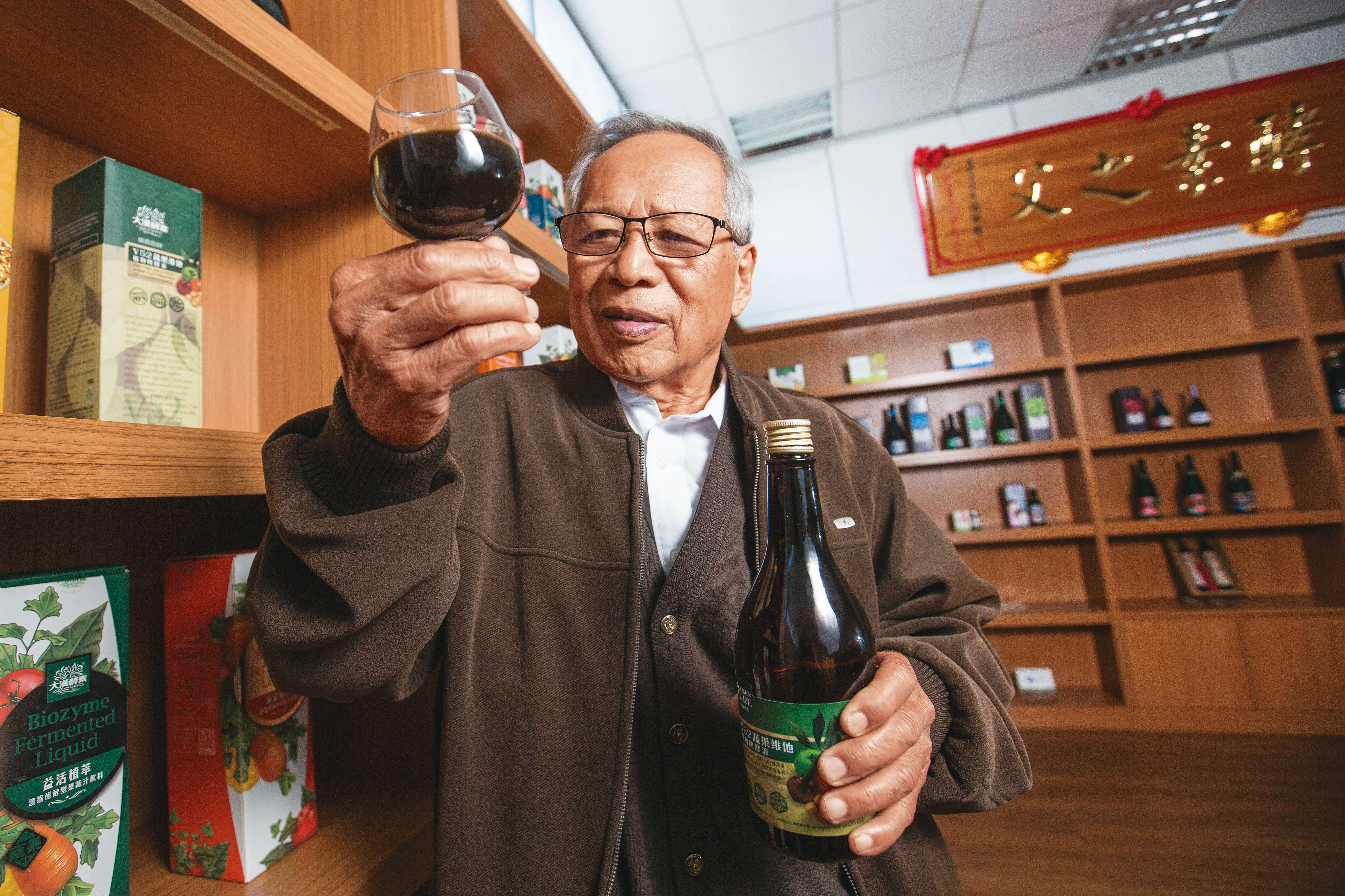 黃伯誠41年前創大漢酵素生技，採獨立桶醱酵，使菌種與蔬果完全發揮作用，產品行銷全球27國，年收達6億元。