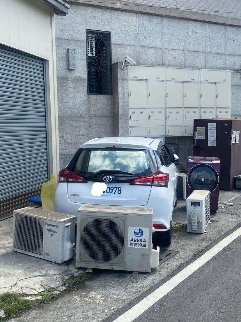 停放車輛車牌末4碼為「0978」，諧音類似不雅罵人的台語粗話，。（翻攝自爆怨公社）