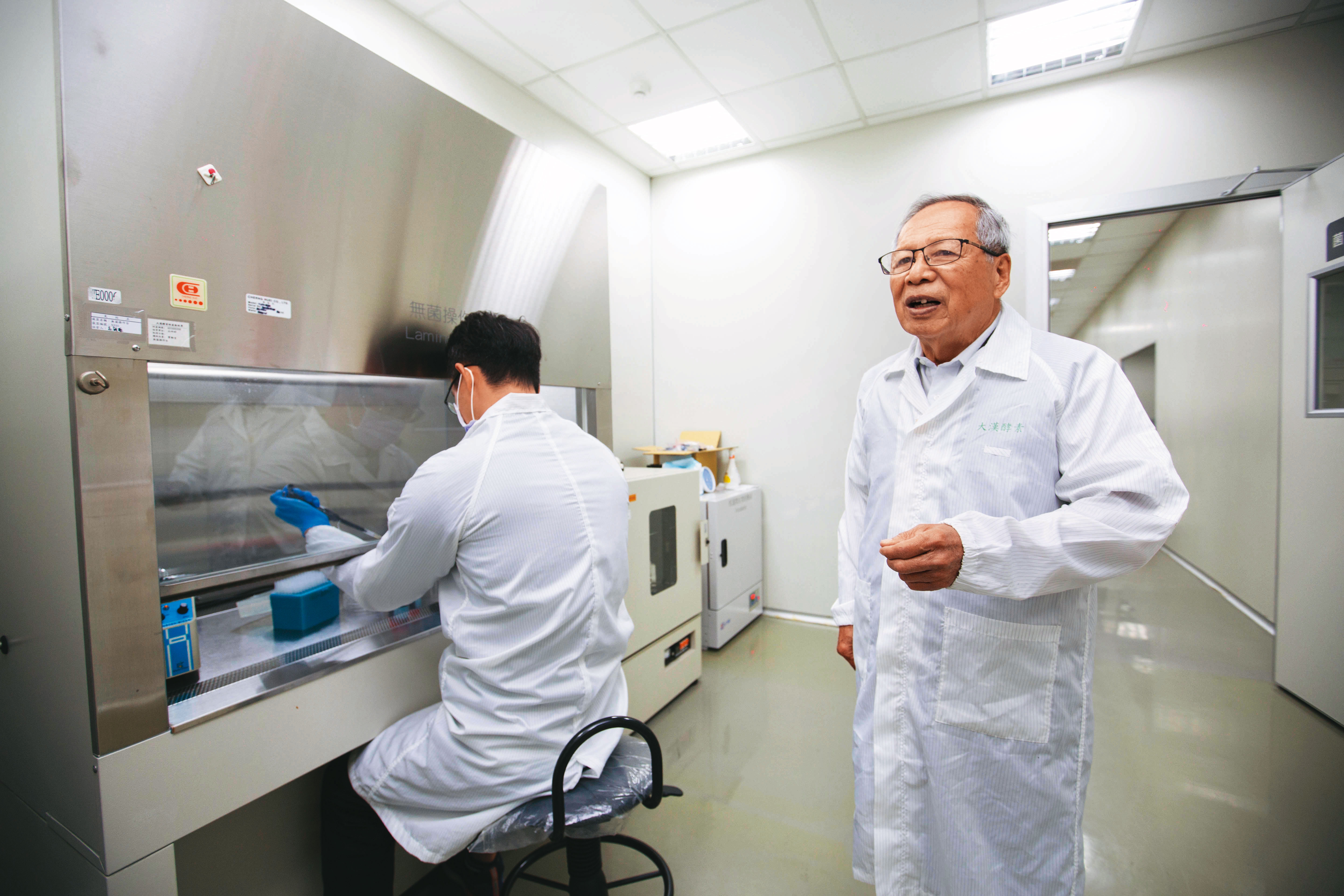 大漢酵素生技累積開發逾300支保健品與100多種天然原料，近年與醫學界合作，投注大量資金在臨床動物實驗，獲取佐證數據。