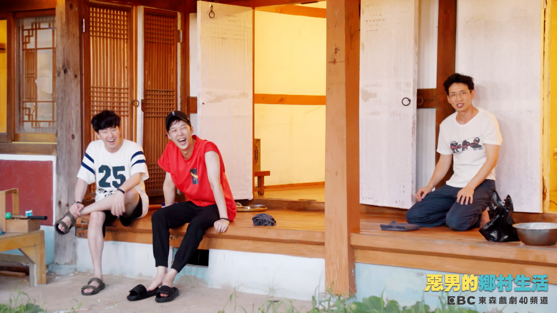 嚴基俊(左起)、尹鐘焄和奉太奎在實境秀《惡男的鄉村生活》吃足苦頭,年紀最小的尹鐘焄更是忙個不停。(東森戲劇台提供)