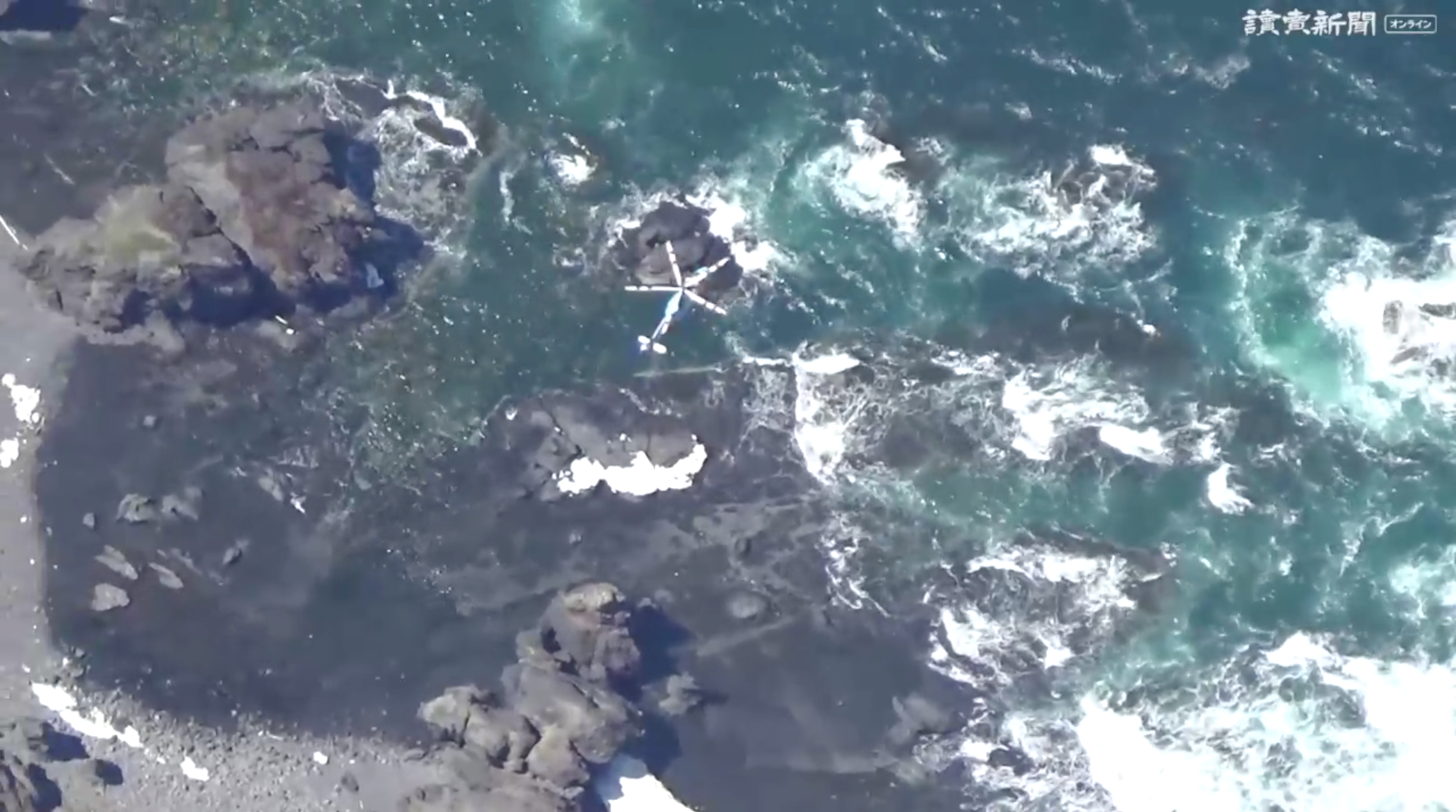 1名跟隨父母到北海道搭乘觀光船的3歲女童不幸罹難，其祖父母到場悲痛哭喊孫女的名字。（翻攝自讀賣新聞）