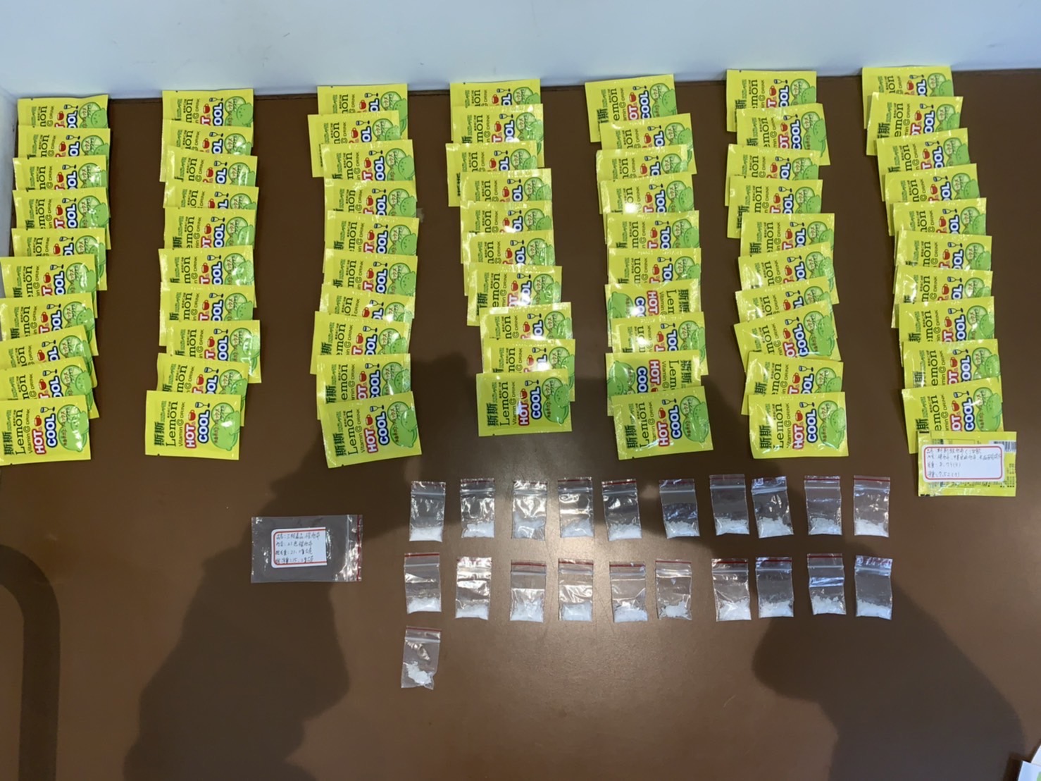 周男囤藏92包感冒熱飲經查驗後竟是毒品即溶包。（翻攝畫面）