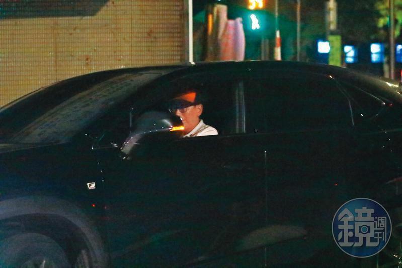 本刊曾直擊宋少卿找代駕也「做半套」,在家附近換手,自己將車駛入住處停車場。(攝影組)