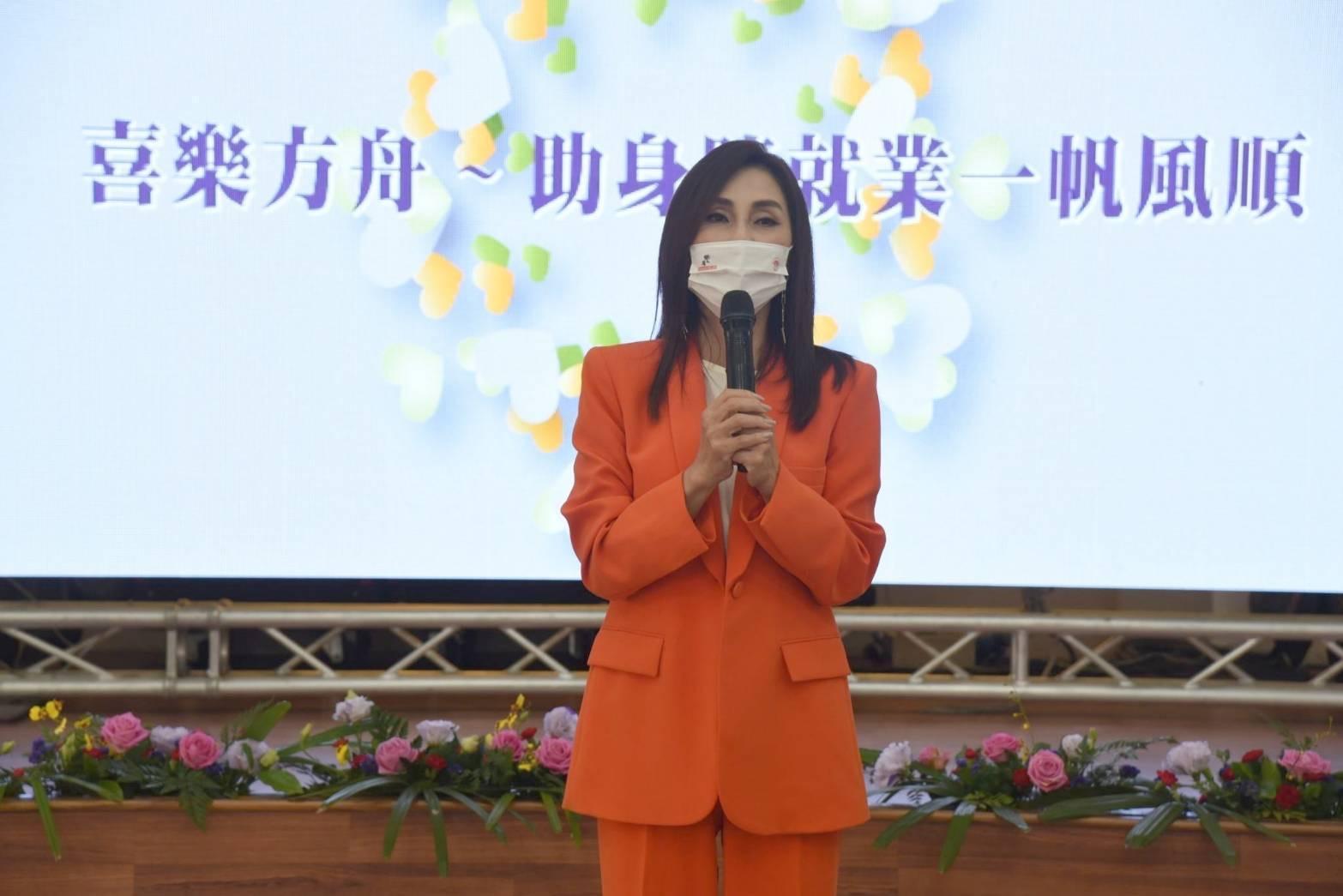 梁佑南趁拍攝空檔到喜樂育幼院,捐贈40萬元的酬勞費用。(民視提供)