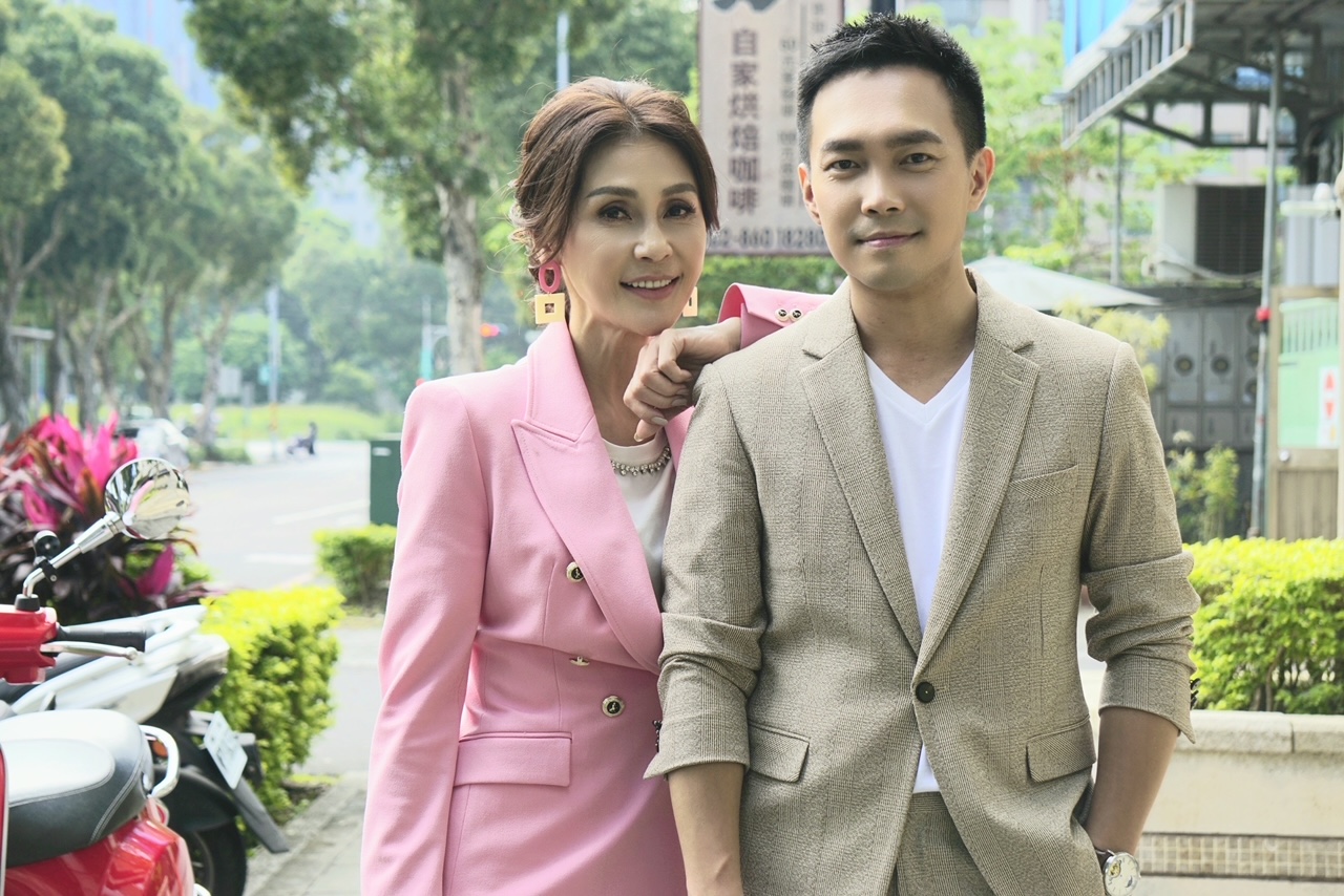 梁佑南首次跟許仁杰合作演母子檔，開心每天都被逗樂。（民視提供）