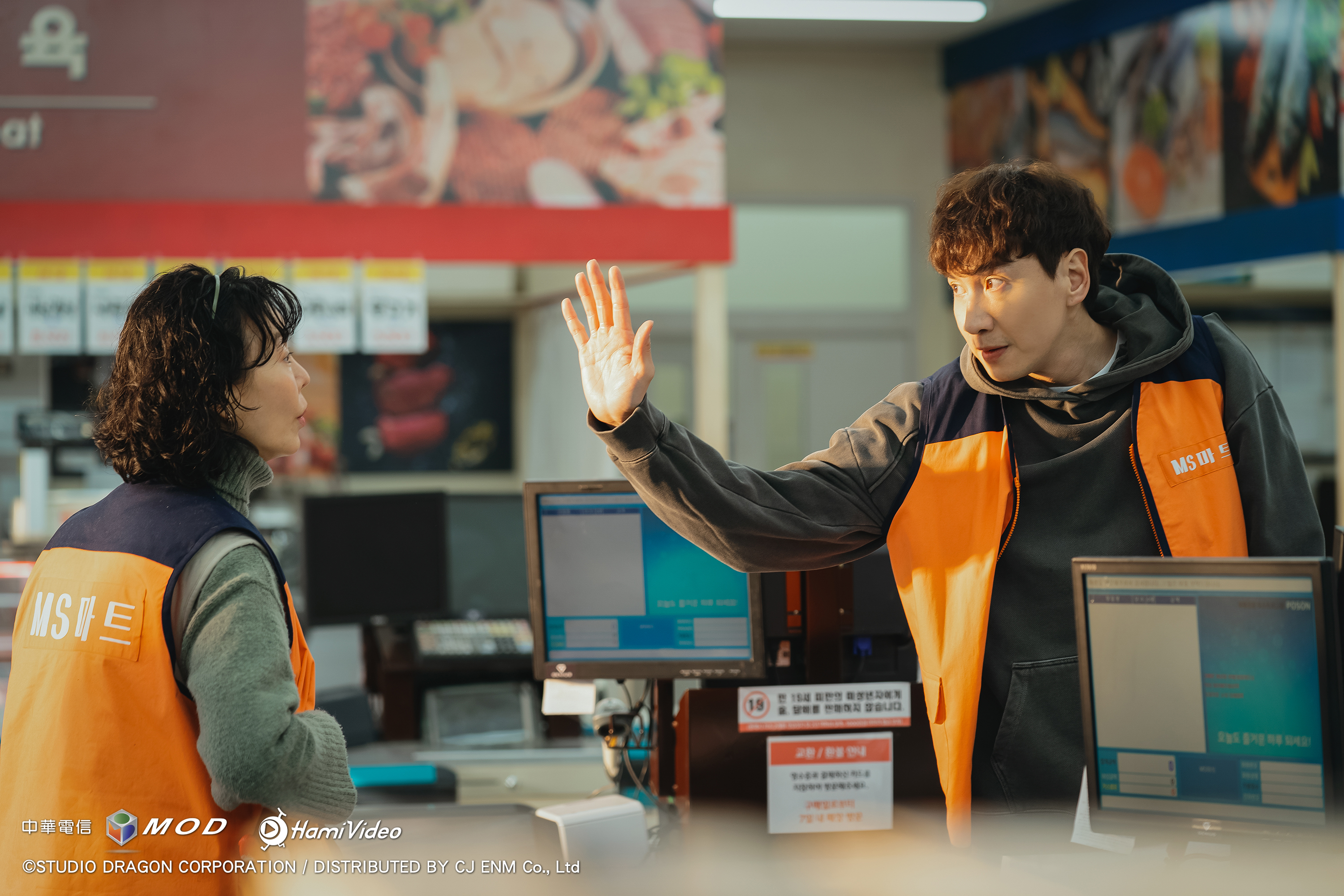 李光洙在《殺人犯的購物清單》飾演熱心的超市收銀員，與陳熙瓊有許多精彩對手戲。（愛爾達提供）