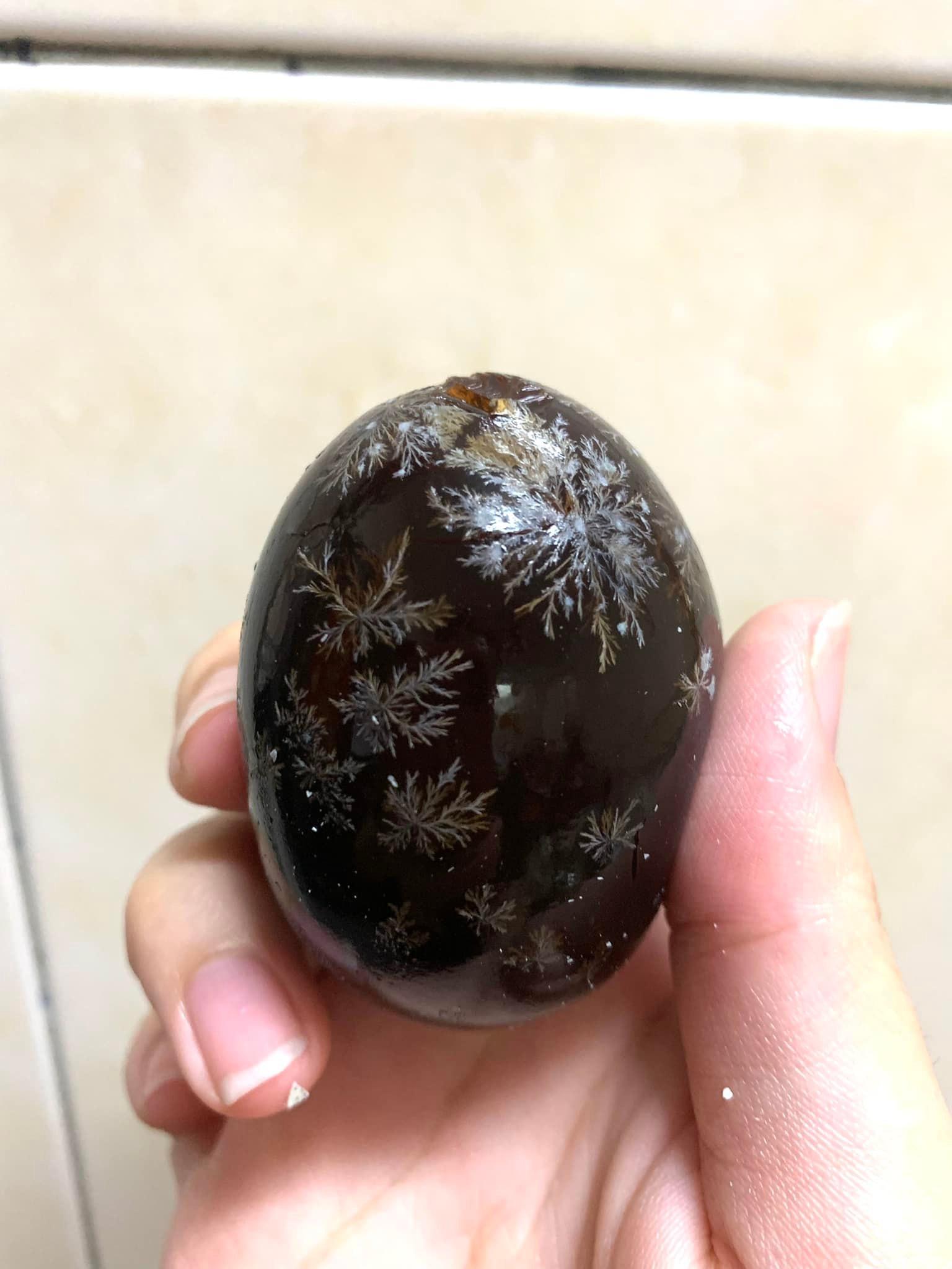 有人在臉書社團po出布滿雪花結晶的皮蛋，讓部分網友誤以為是「發霉」壞掉。（翻攝自我愛全聯-好物老實說）