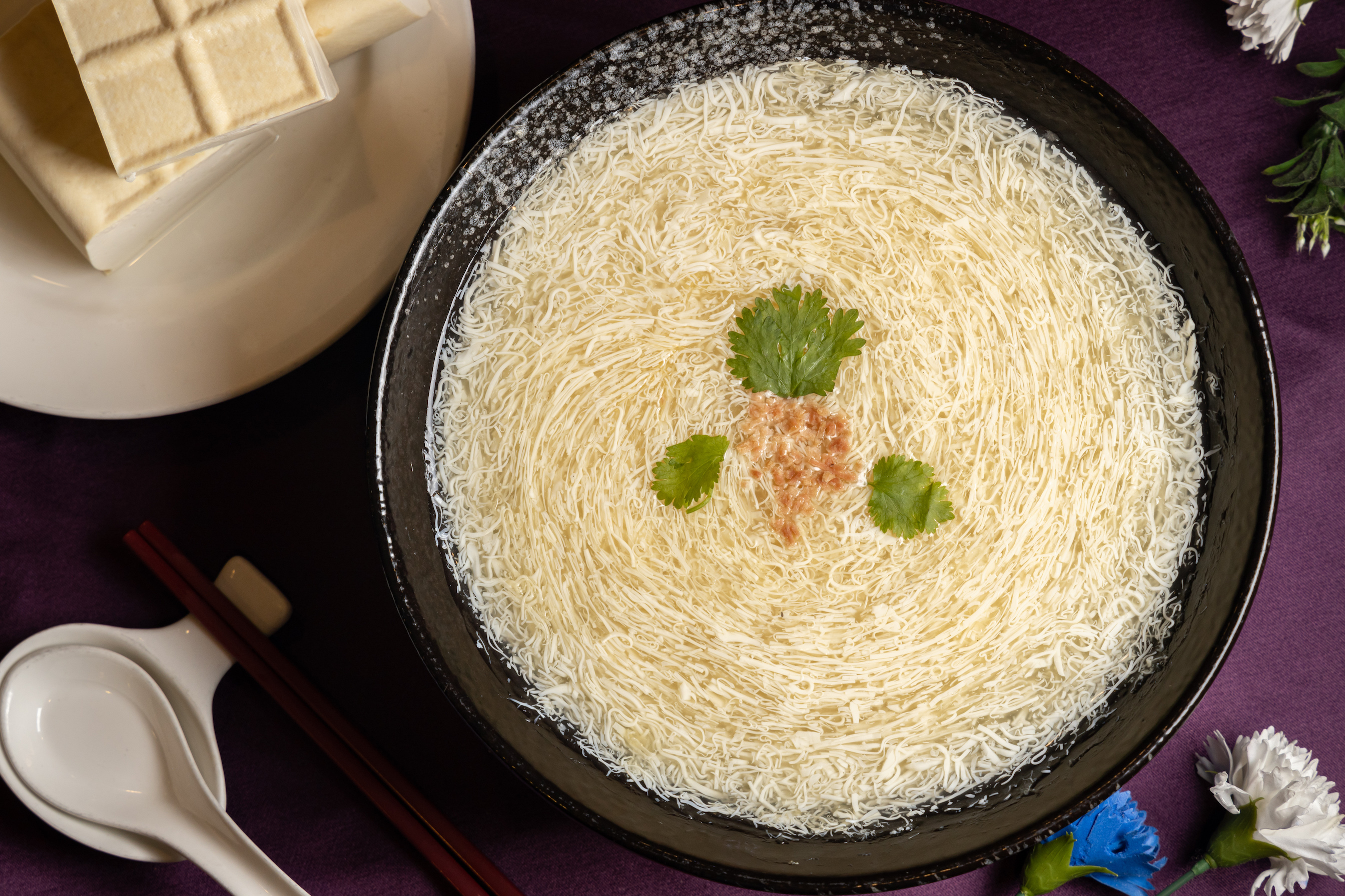 「文思豆腐」需要極熟練的刀工，才能把嫩豆腐切成如髮細絲，因為湯味清爽，適合在餐桌上打頭陣。（305元／小份）