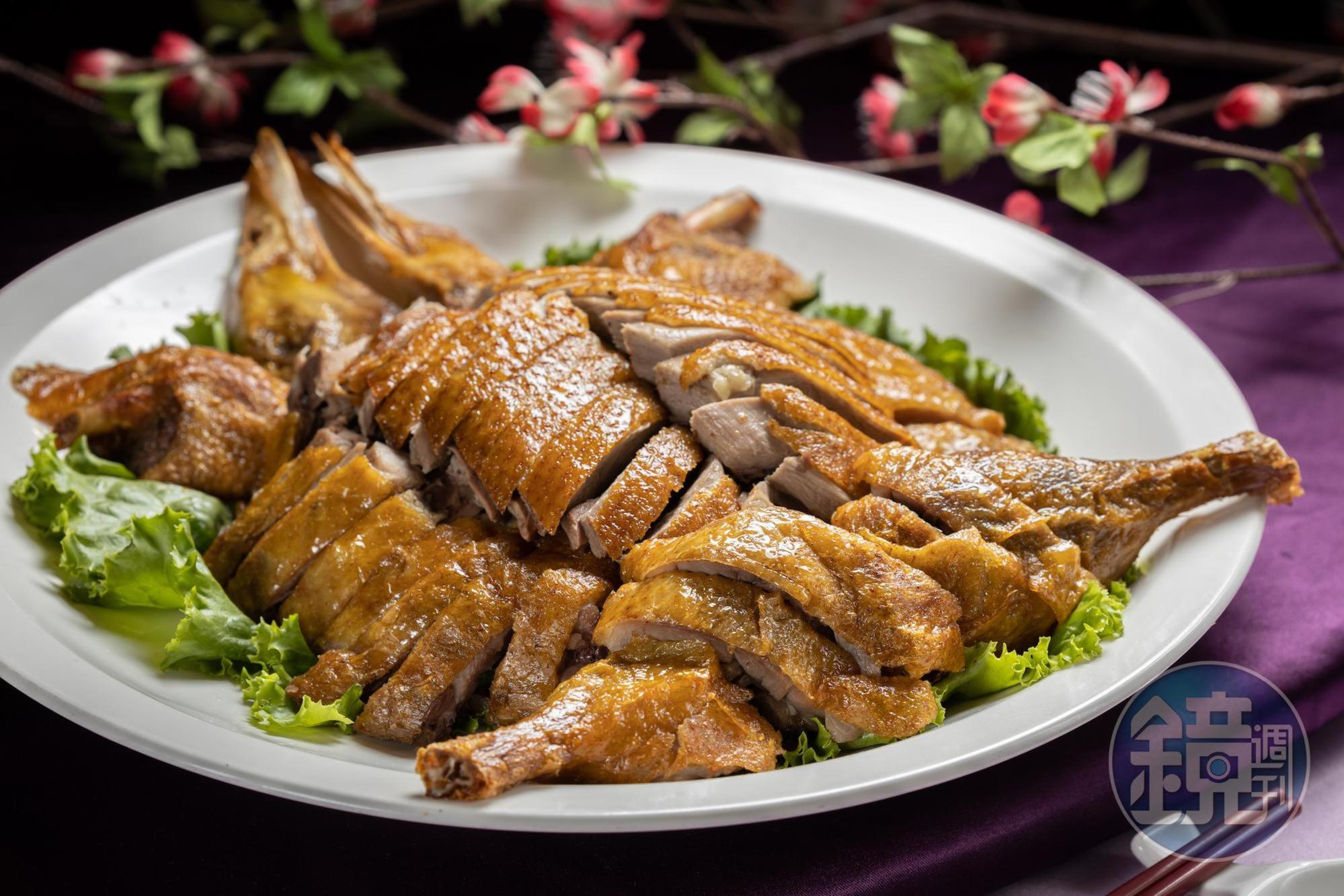 「樟茶鴨」前置作業費工，燻香與鹹香沁入鴨肉，甘潤涮嘴。（810元／隻）