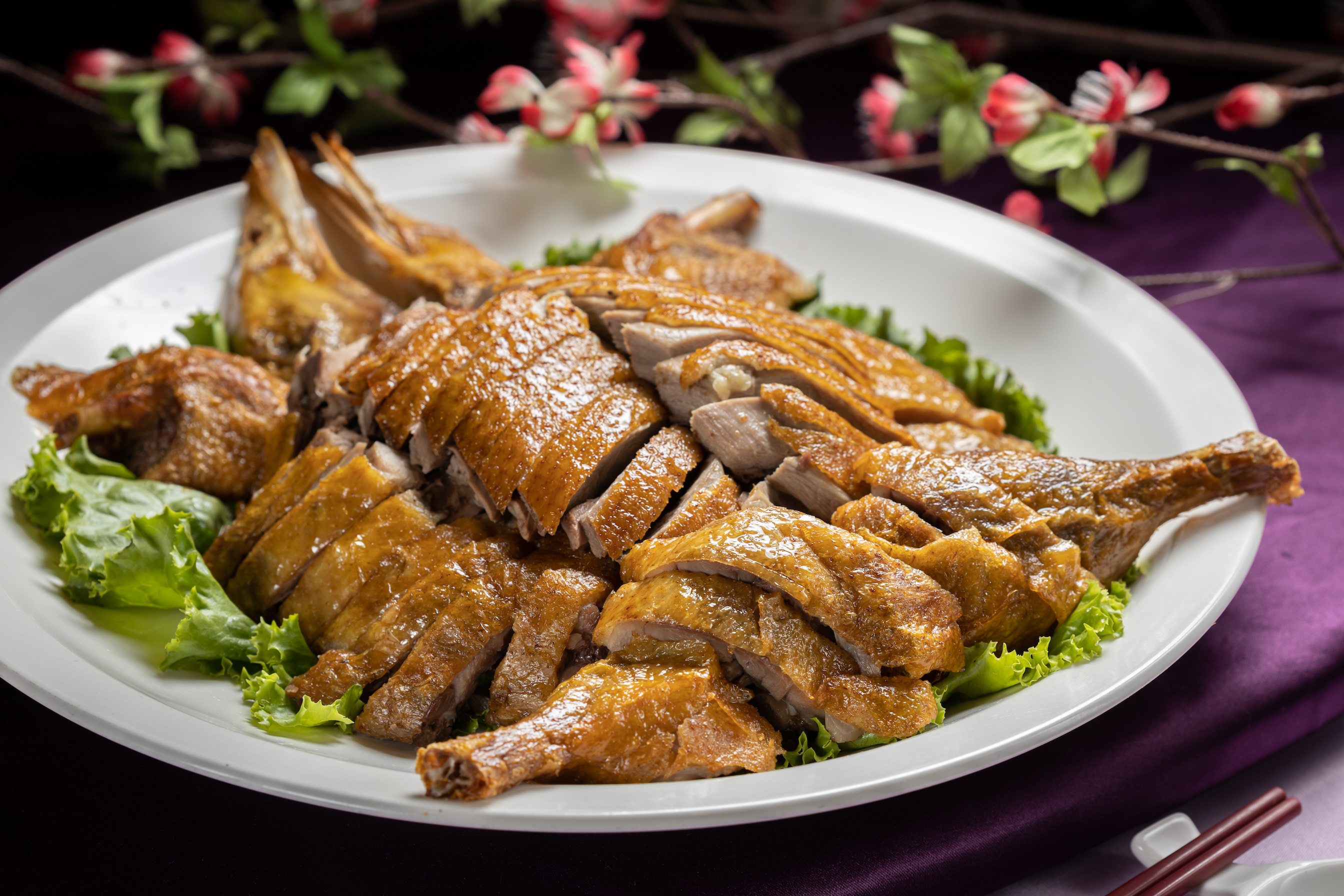 「樟茶鴨」前置作業費工，燻香與鹹香沁入鴨肉，甘潤涮嘴。（810元／隻）