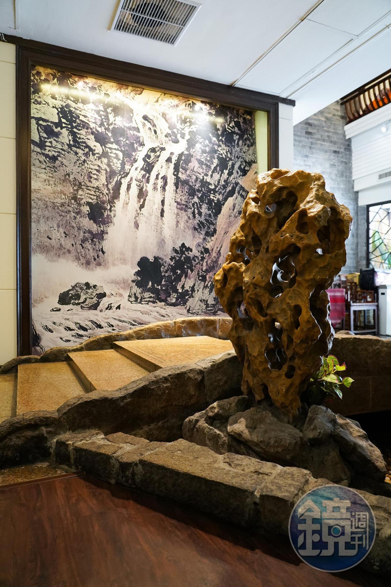 店內造景用的太湖石都是從中國運來的。