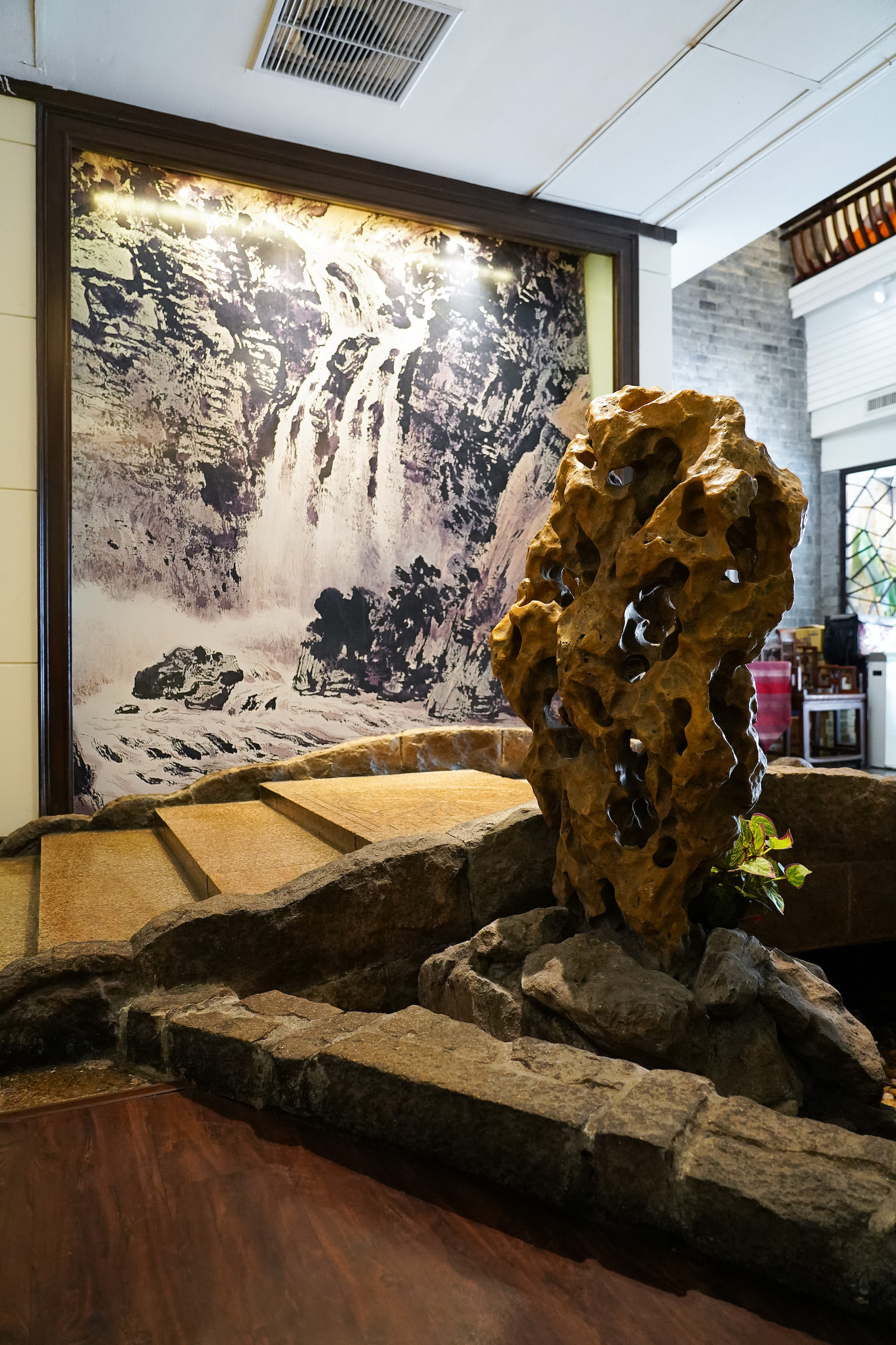 店內造景用的太湖石都是從中國運來的。