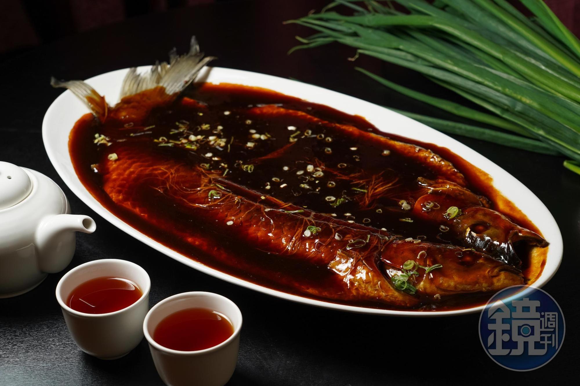 「西湖醋魚」的草魚產自南部，並在廚房經過餓養，肉質細嫩毫無土腥。（2,380元／尾）