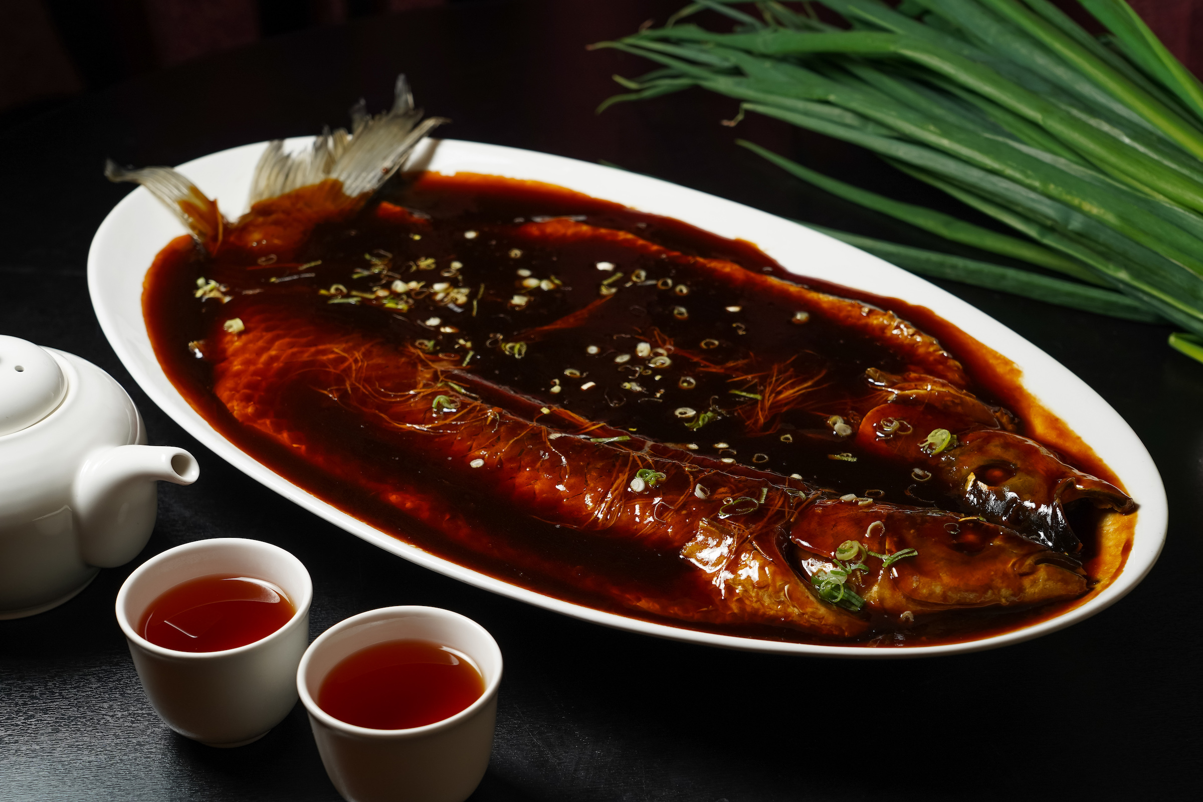 「西湖醋魚」的草魚產自南部，並在廚房經過餓養，肉質細嫩毫無土腥。（2,380元／尾）