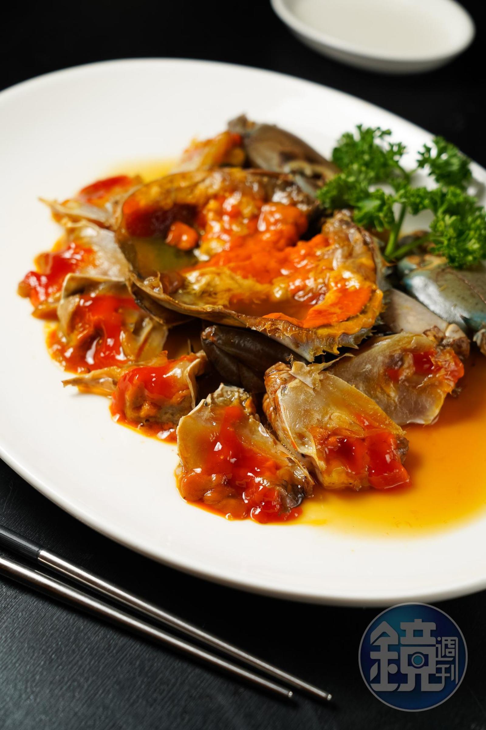 獨家菜色「醉膏蟹」用3種黃酒浸漬紅蟳至少21天，蟹肉與飽滿蟹膏口感如果凍。（1,880元／隻）