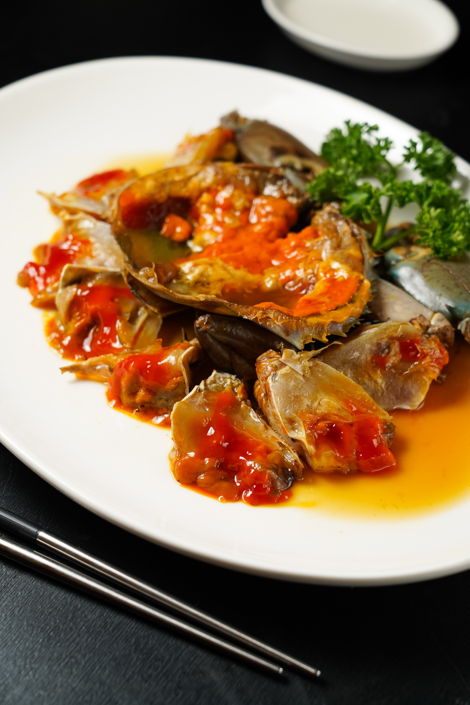 獨家菜色「醉膏蟹」用3種黃酒浸漬紅蟳至少21天，蟹肉與飽滿蟹膏口感如果凍。（1,880元／隻）