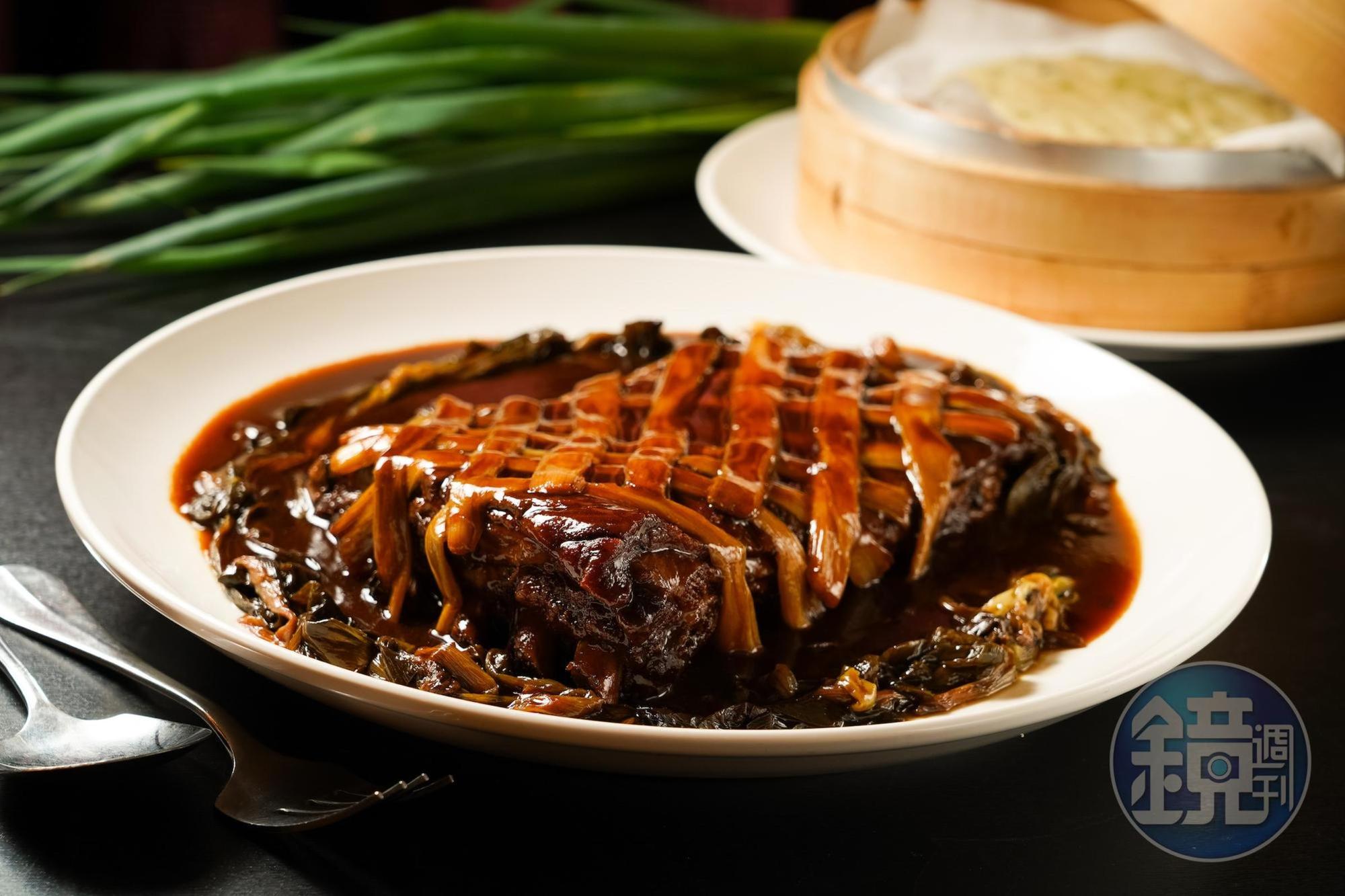「金蔥燜玉排」用蔥㸆手法長時間燜滷，肉質酥爛，滿溢三星蔥的甜香。（2,000元／份）