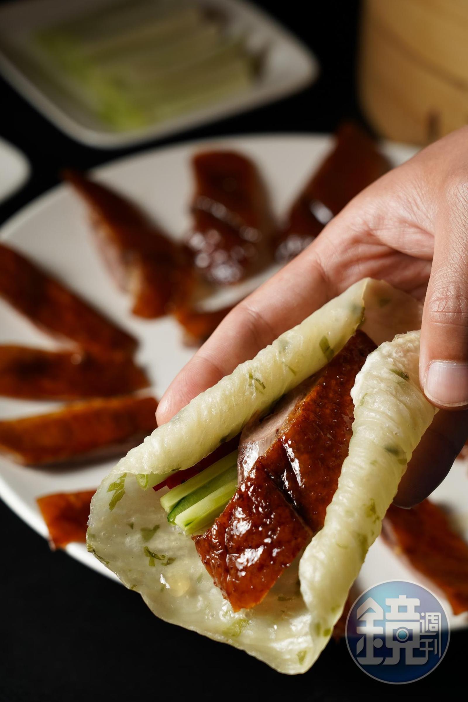 包烤鴨的餅皮是南僑集團特製，搭配鴨肉與特製蘸醬格外Q香。（2,980元／二吃）