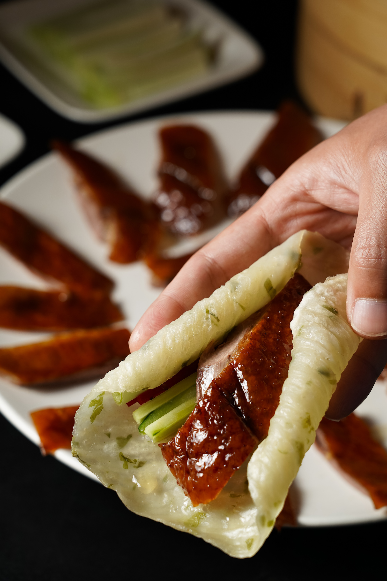 包烤鴨的餅皮是南僑集團特製，搭配鴨肉與特製蘸醬格外Q香。（2,980元／二吃）