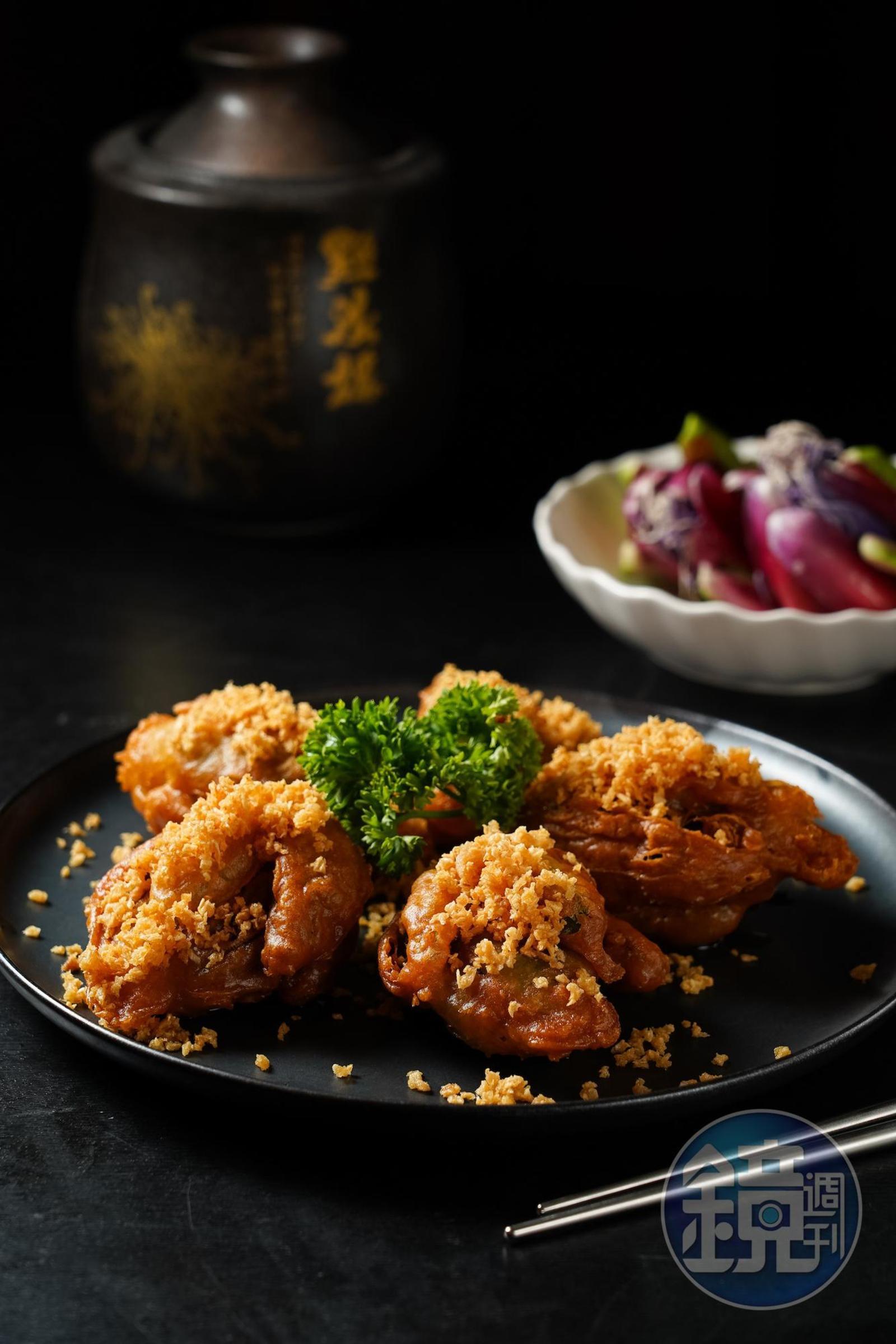 「蒜香百香果花」是市面上少見的食材，脆口麵衣外裹著蒜酥，噴香涮嘴。（560元／份）