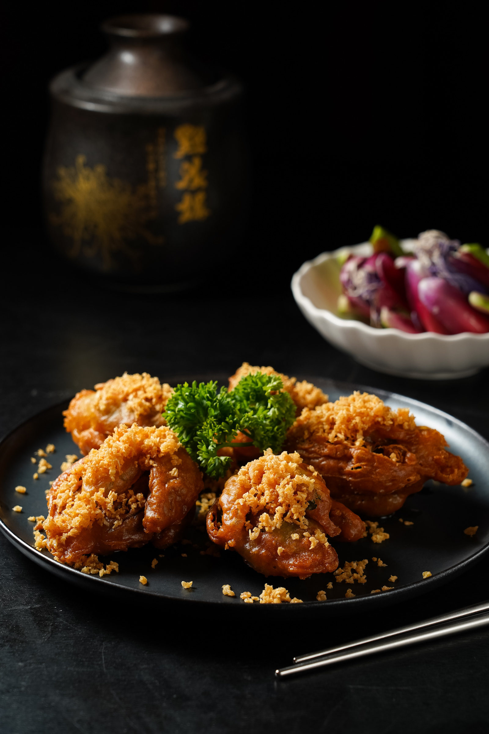 「蒜香百香果花」是市面上少見的食材，脆口麵衣外裹著蒜酥，噴香涮嘴。（560元／份）