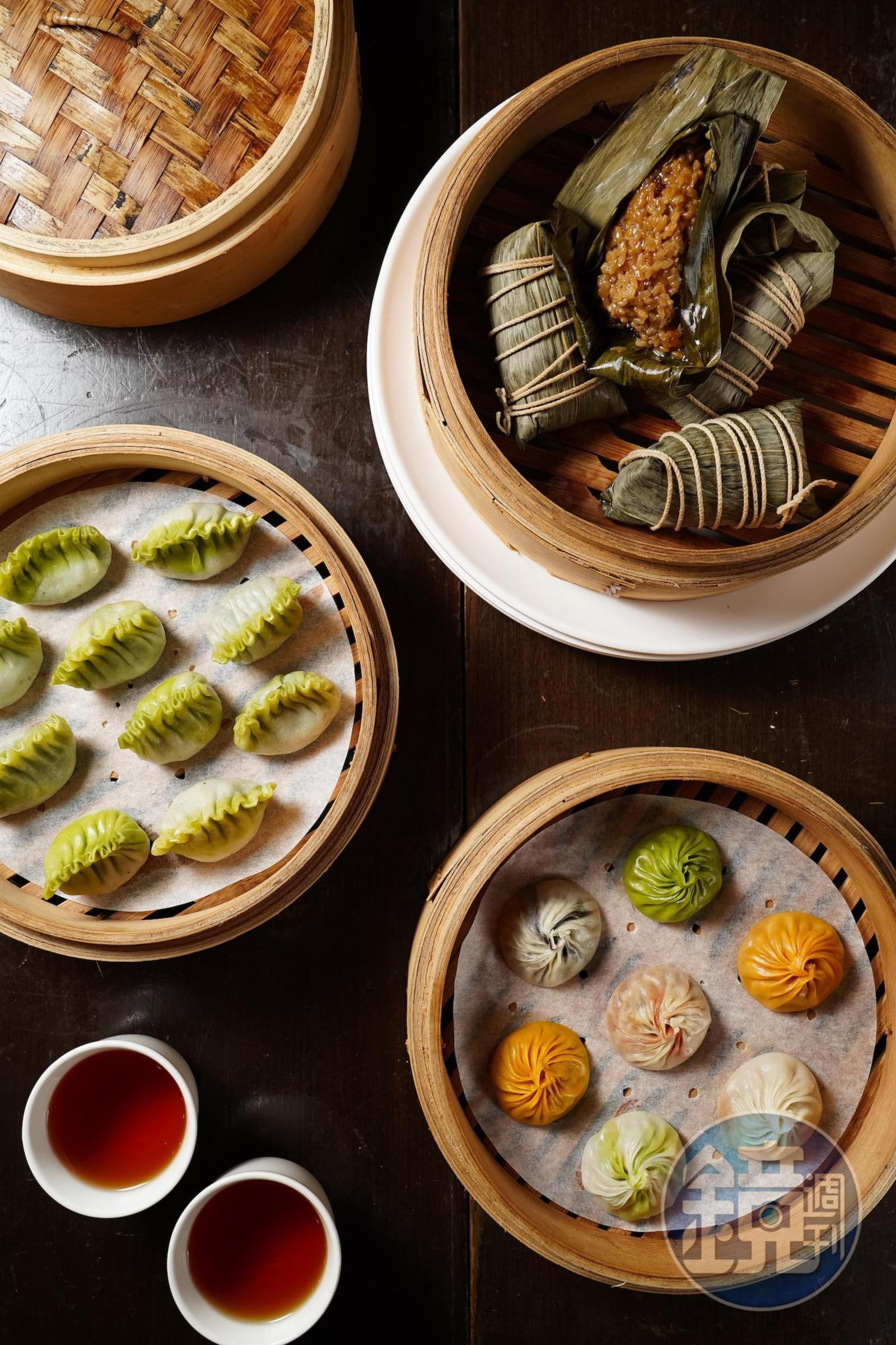 「金華火腿湖州粽」（上，90元／顆）長時間燜煮到米粒糊糯，「薺菜素餃」（中，380元／籠）帶野菜濃郁香氣，「七彩小籠包」（下，380元／籠）每款口味都用心設計。