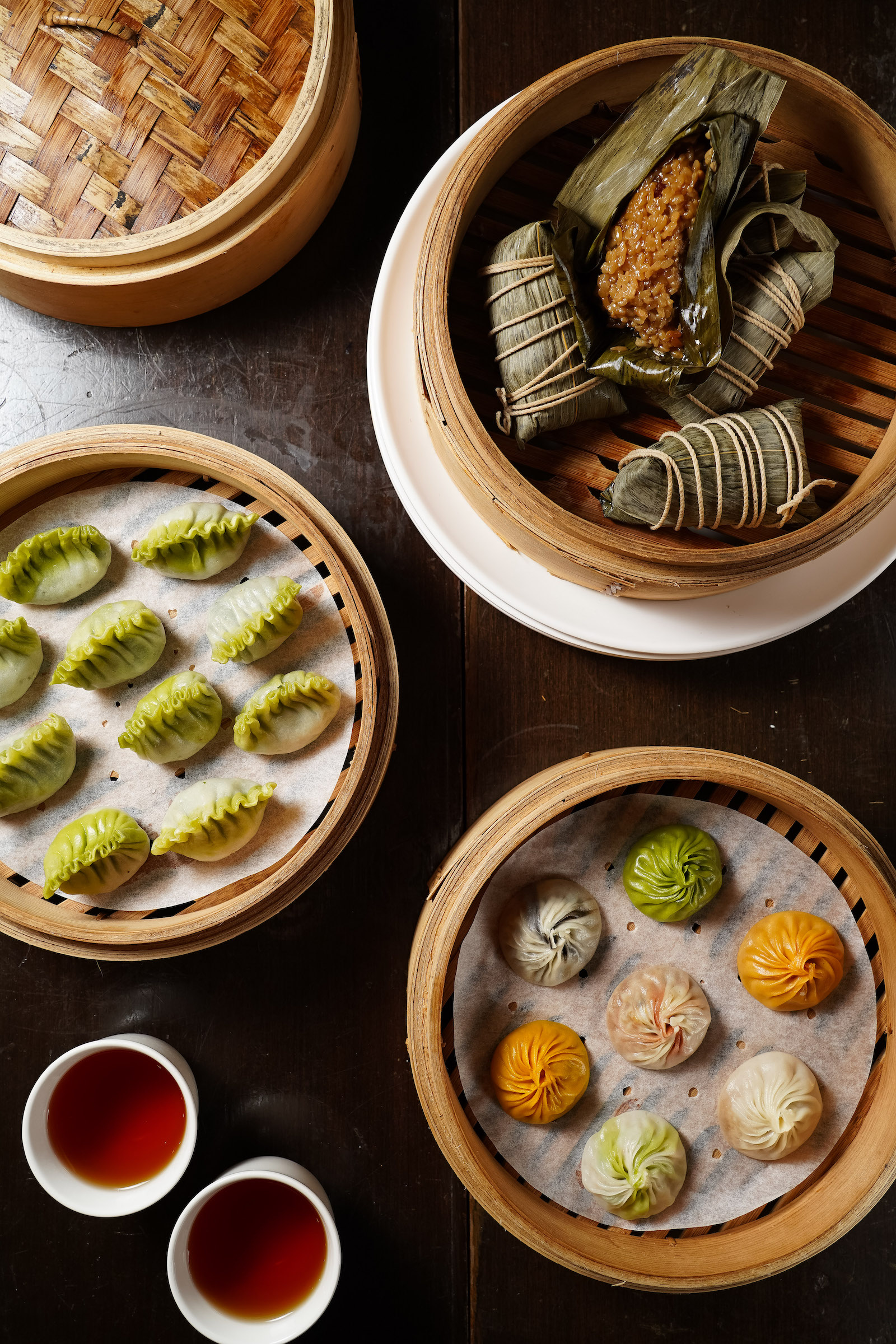 「金華火腿湖州粽」（上，90元／顆）長時間燜煮到米粒糊糯，「薺菜素餃」（中，380元／籠）帶野菜濃郁香氣，「七彩小籠包」（下，380元／籠）每款口味都用心設計。