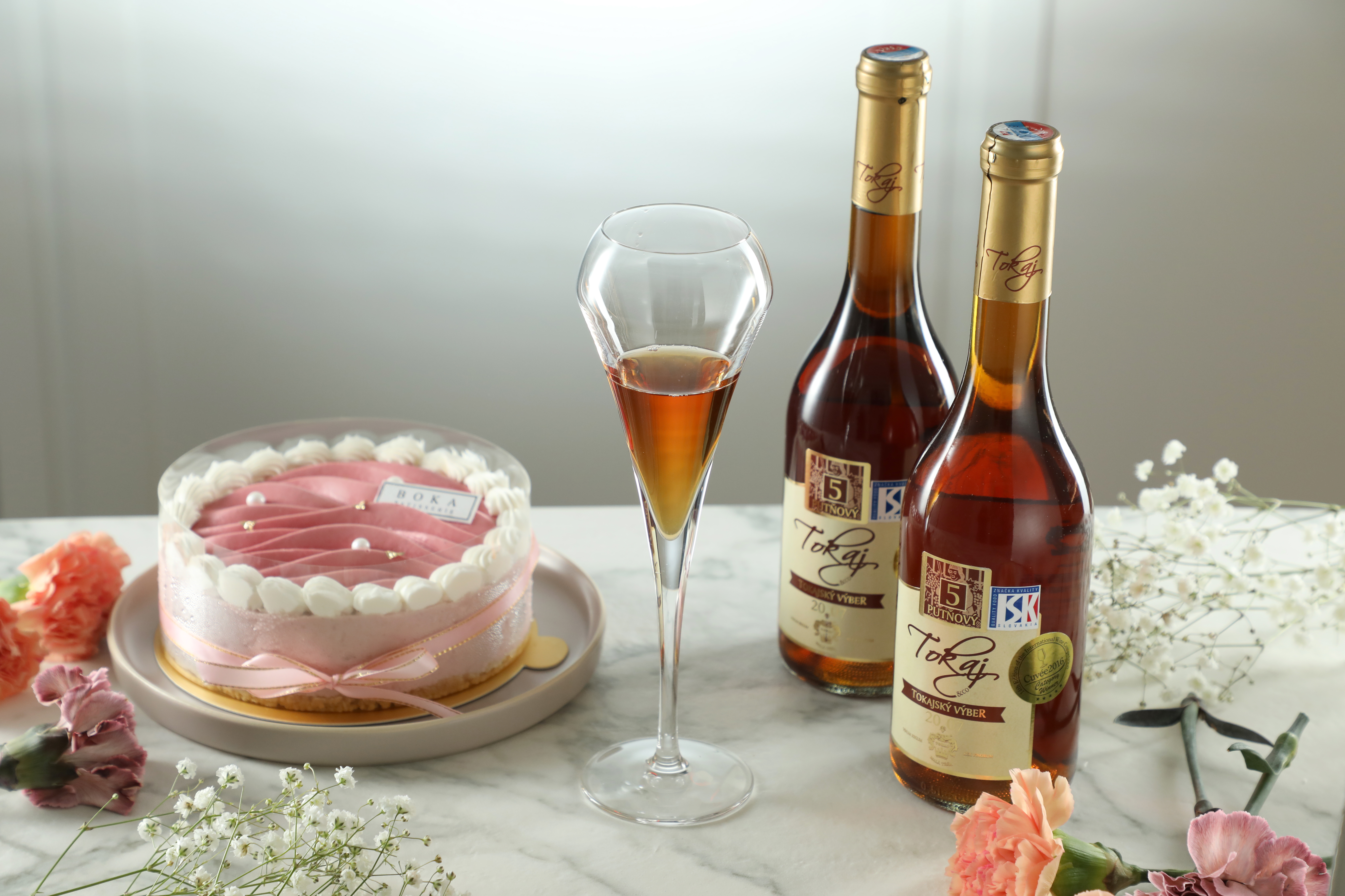 「5葡桶貴族葡萄酒2007」（2,380元／瓶）有龍眼蜜般沈穩香甜，搭配「莓好時光」（1,280元／6吋，母親節限定）的香草戚風、覆盆子慕斯、草莓生乳酪更添華麗。