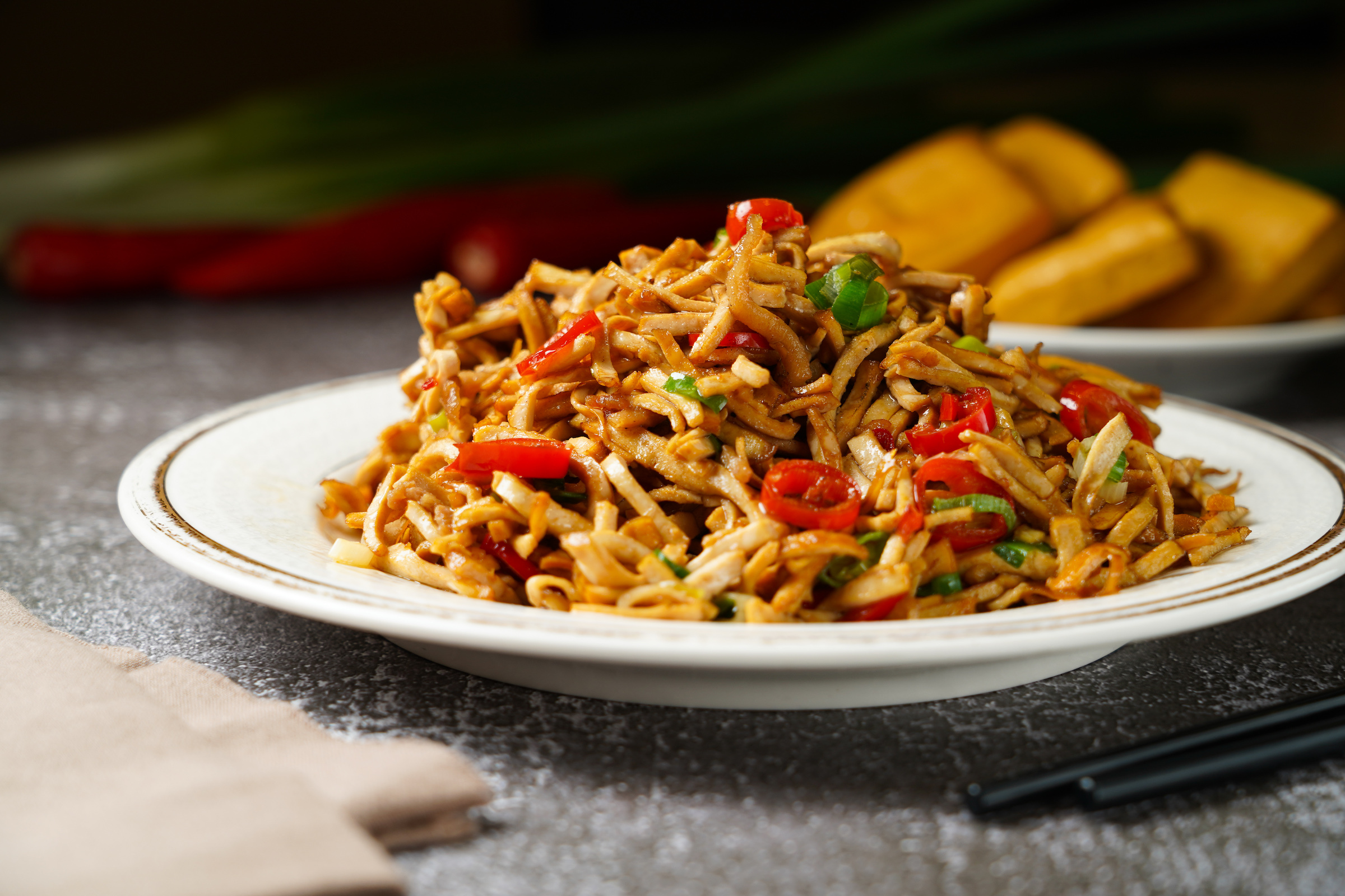 鎮店菜「豆干肉絲」可選豬肉或牛肉，上桌時鑊氣十足，醃料的醬油、五香點睛而不搶味。（270元／份）