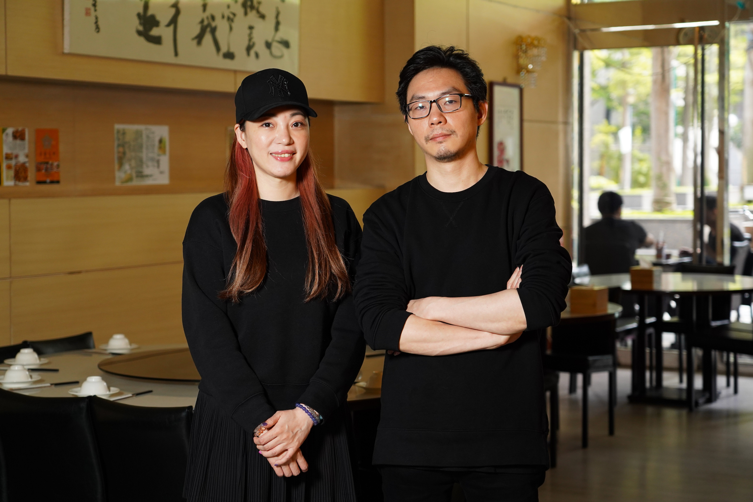 六品小館第二代張家禎（左）、張栢瑄（右）在內湖店共同把關家傳的好味道。