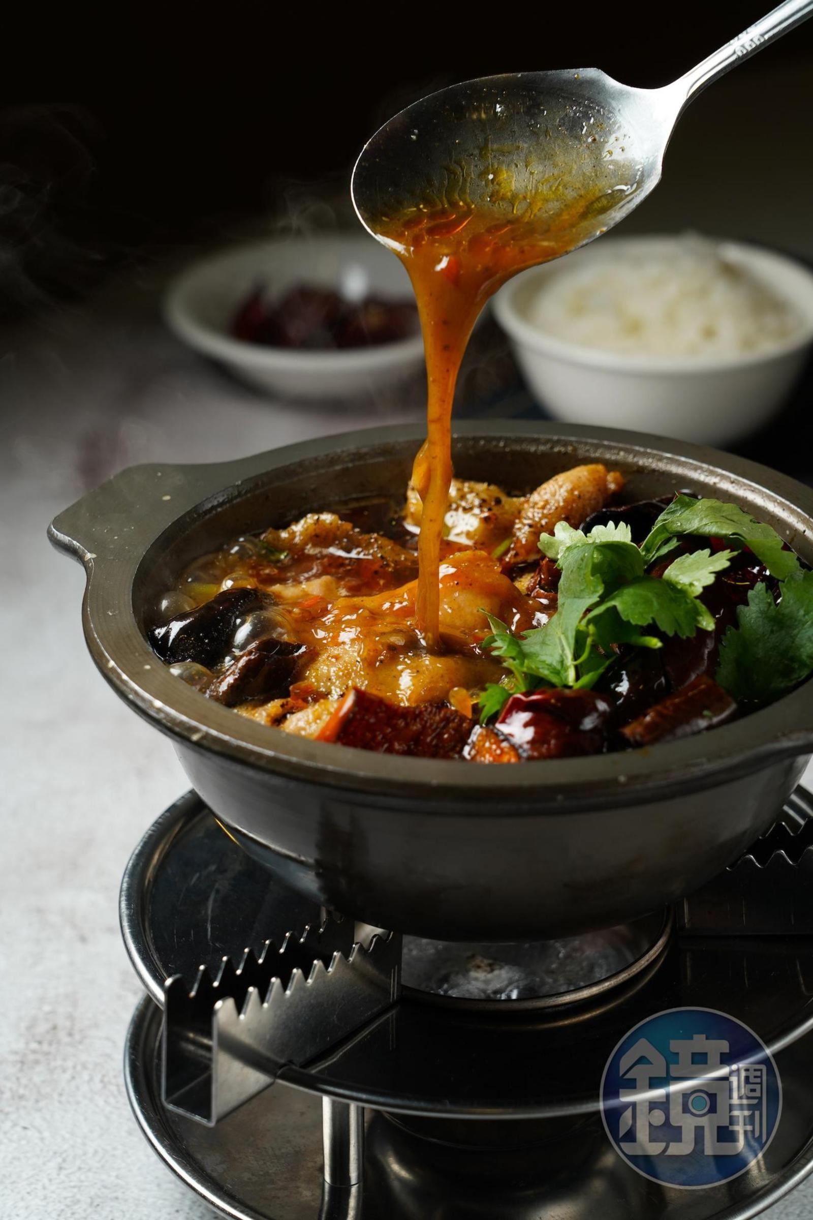 「麻辣水煮松阪肉」用十餘種辛香料煉紅油,松阪肉的脆和貢菜的鮮是最大亮點。(480元/份)