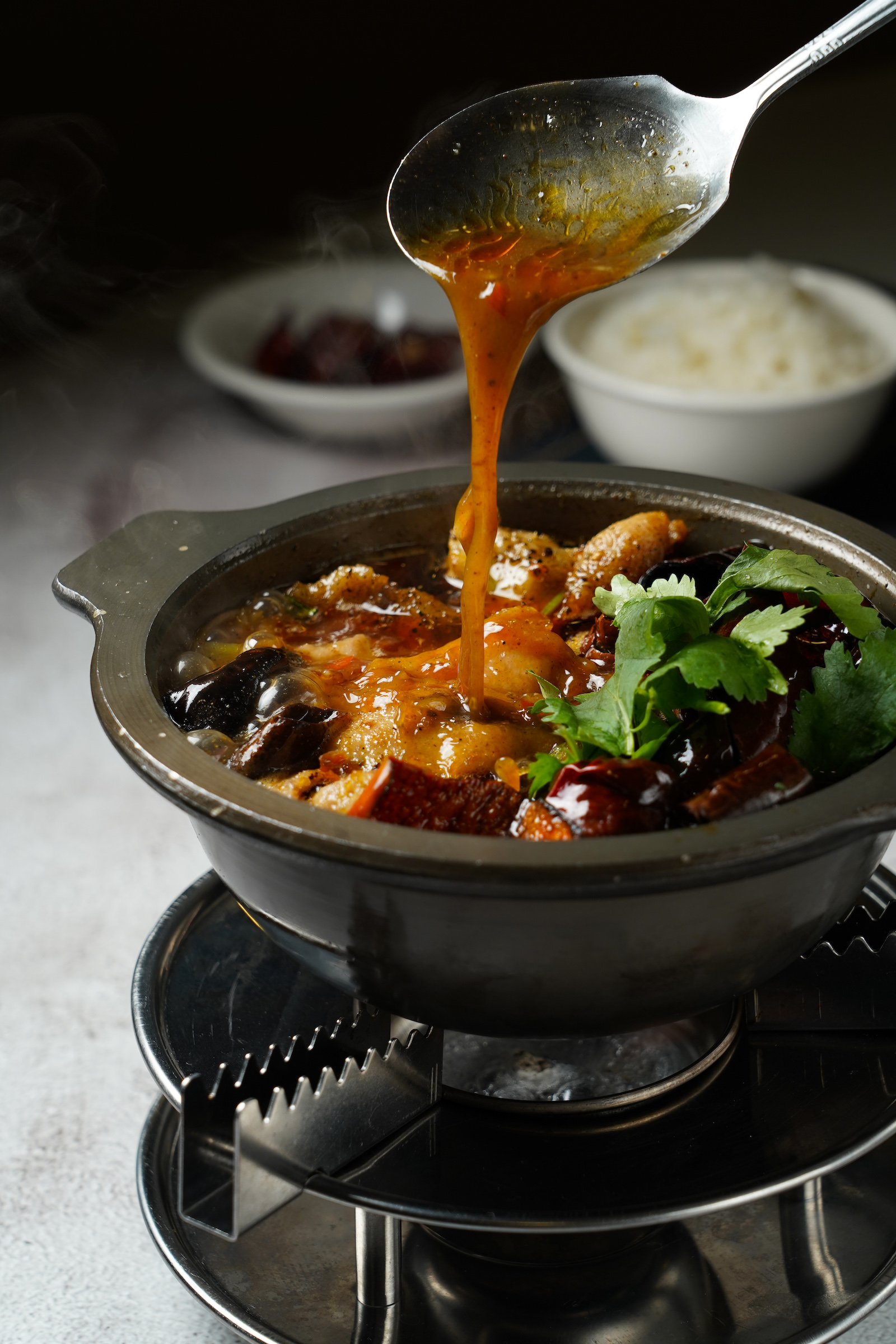 「麻辣水煮松阪肉」用十餘種辛香料煉紅油，松阪肉的脆和貢菜的鮮是最大亮點。（480元／份）