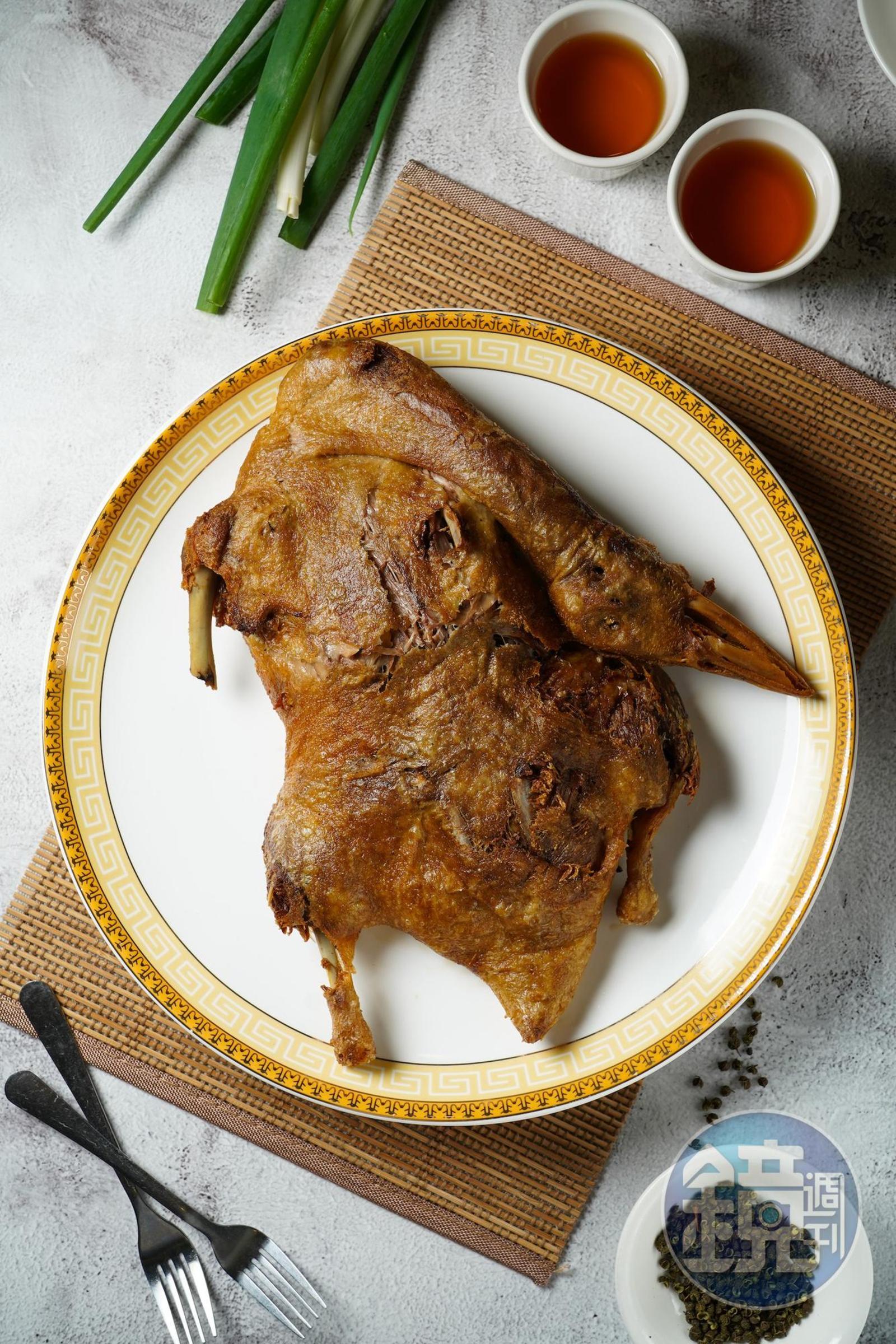 「香酥鴨」歷經反覆折騰,花椒等佐料的香氣滲入肉中,不蘸胡椒鹽也很有味。(時價,圖中為1,280元/隻,需1天前預訂)