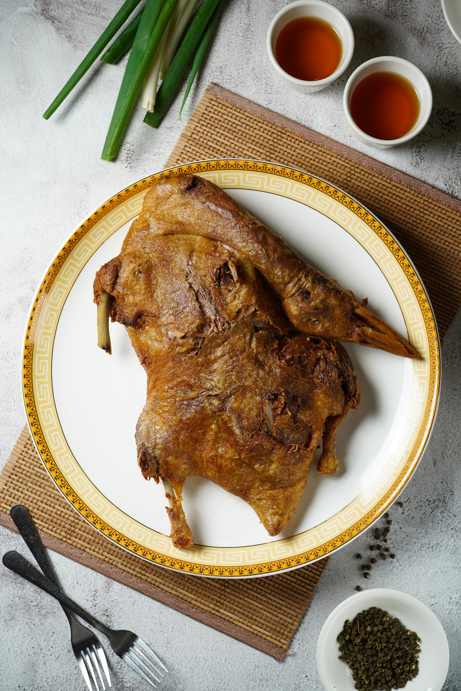 「香酥鴨」歷經反覆折騰，花椒等佐料的香氣滲入肉中，不蘸胡椒鹽也很有味。（時價，圖中為1,280元／隻，需1天前預訂）