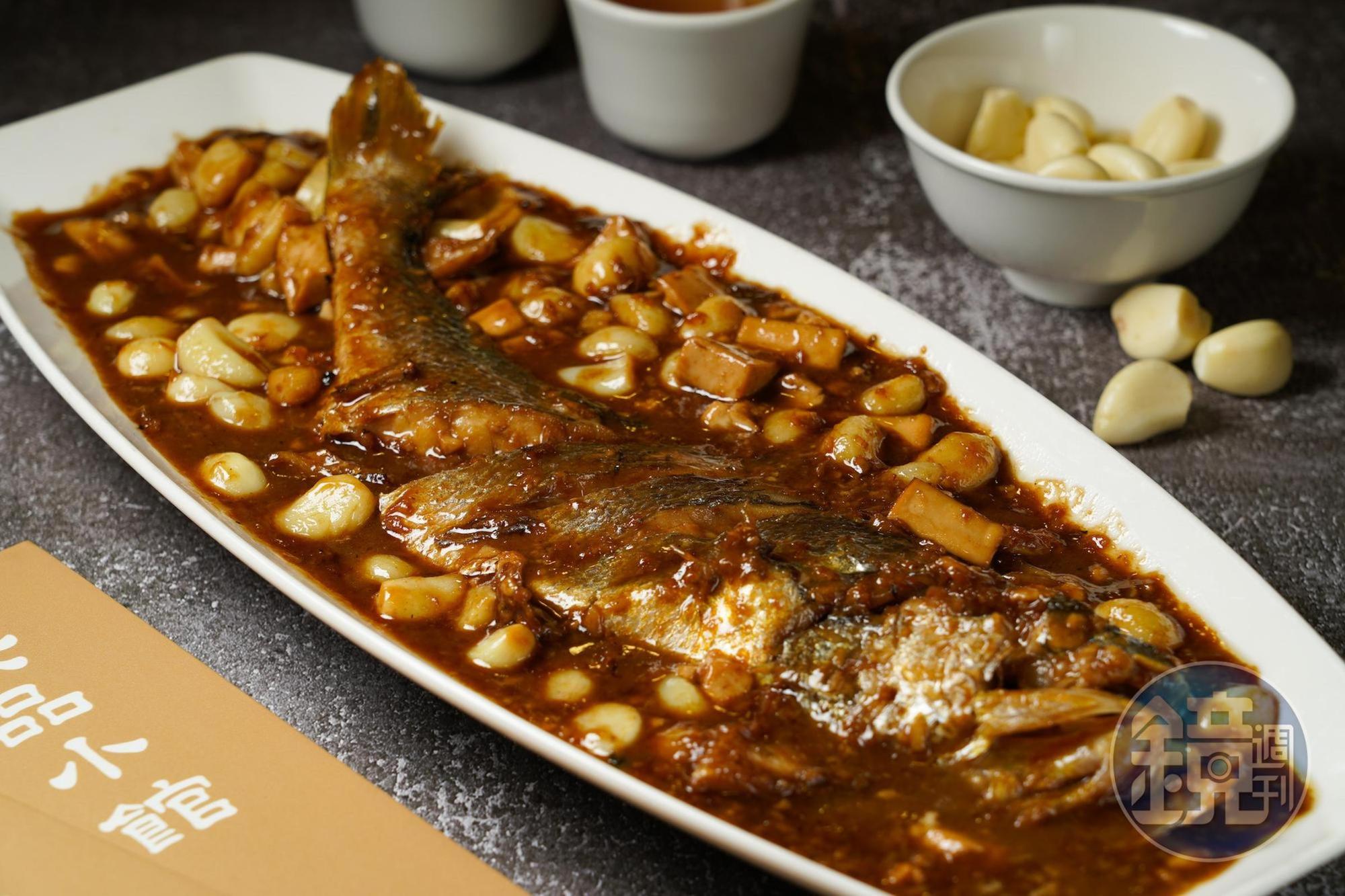 「鮮魚燒豆腐」酒香濃郁,蒜頭燒到沙潤如蜜,豆腐更吸飽了魚的精華。(時價,圖中為1,100元/隻,需1天前預訂)