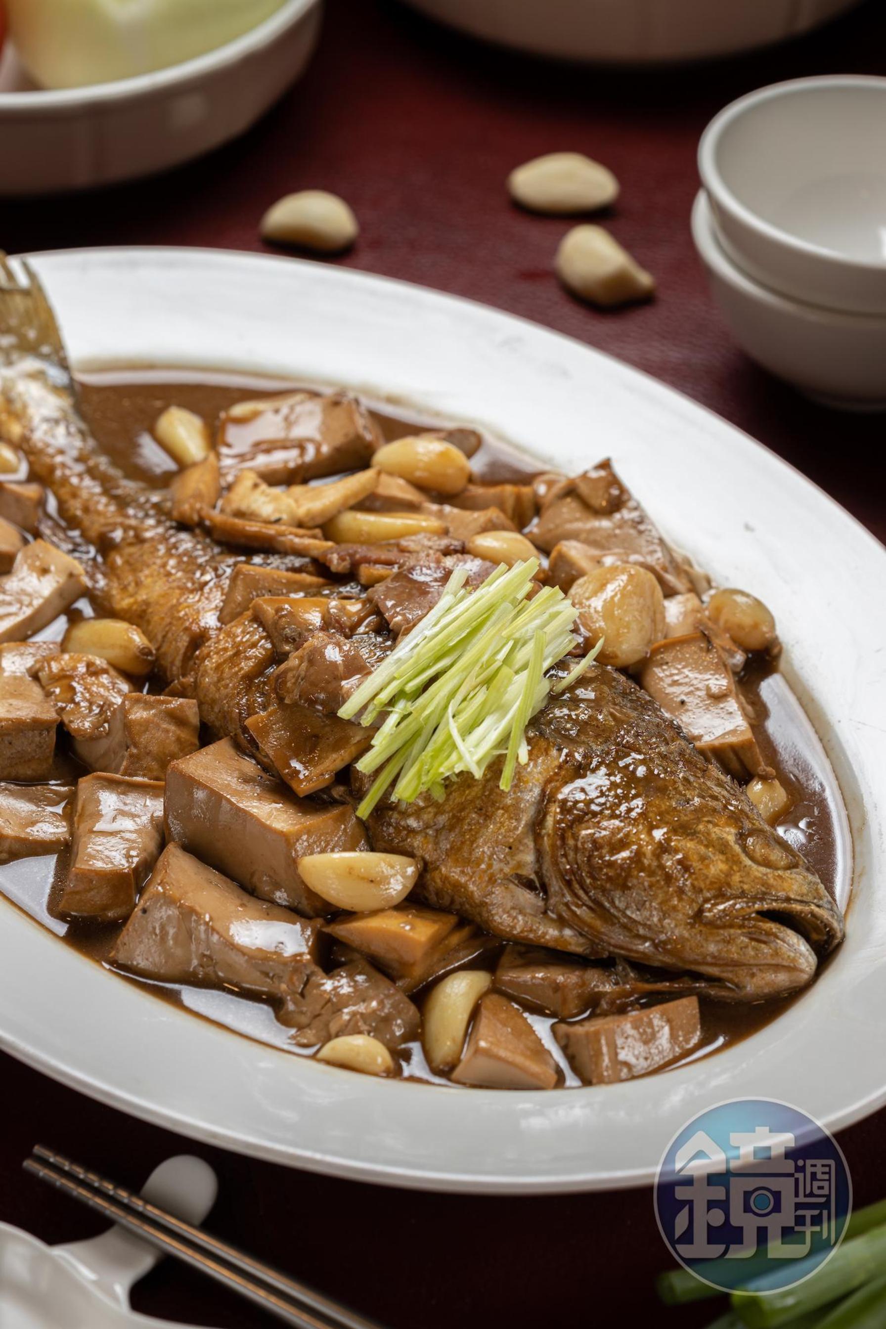 「大蒜黃魚」歷經長時間燒煮，魚肉仍呈蒜瓣狀鮮嫩。（時價，圖約580元／尾，前1天預訂）