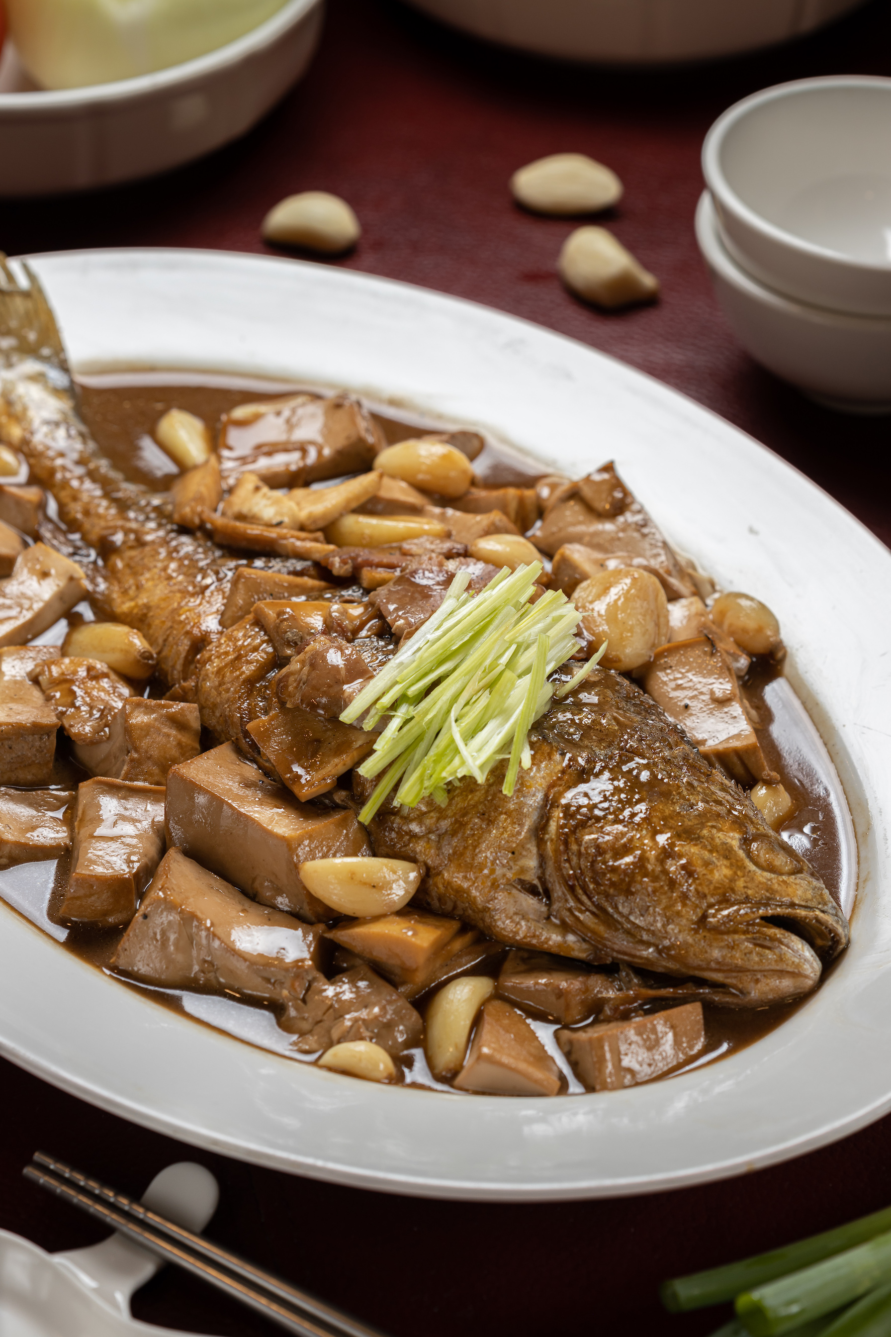 「大蒜黃魚」歷經長時間燒煮,魚肉仍呈蒜瓣狀鮮嫩。(時價,圖約580元/尾,前1天預訂)
