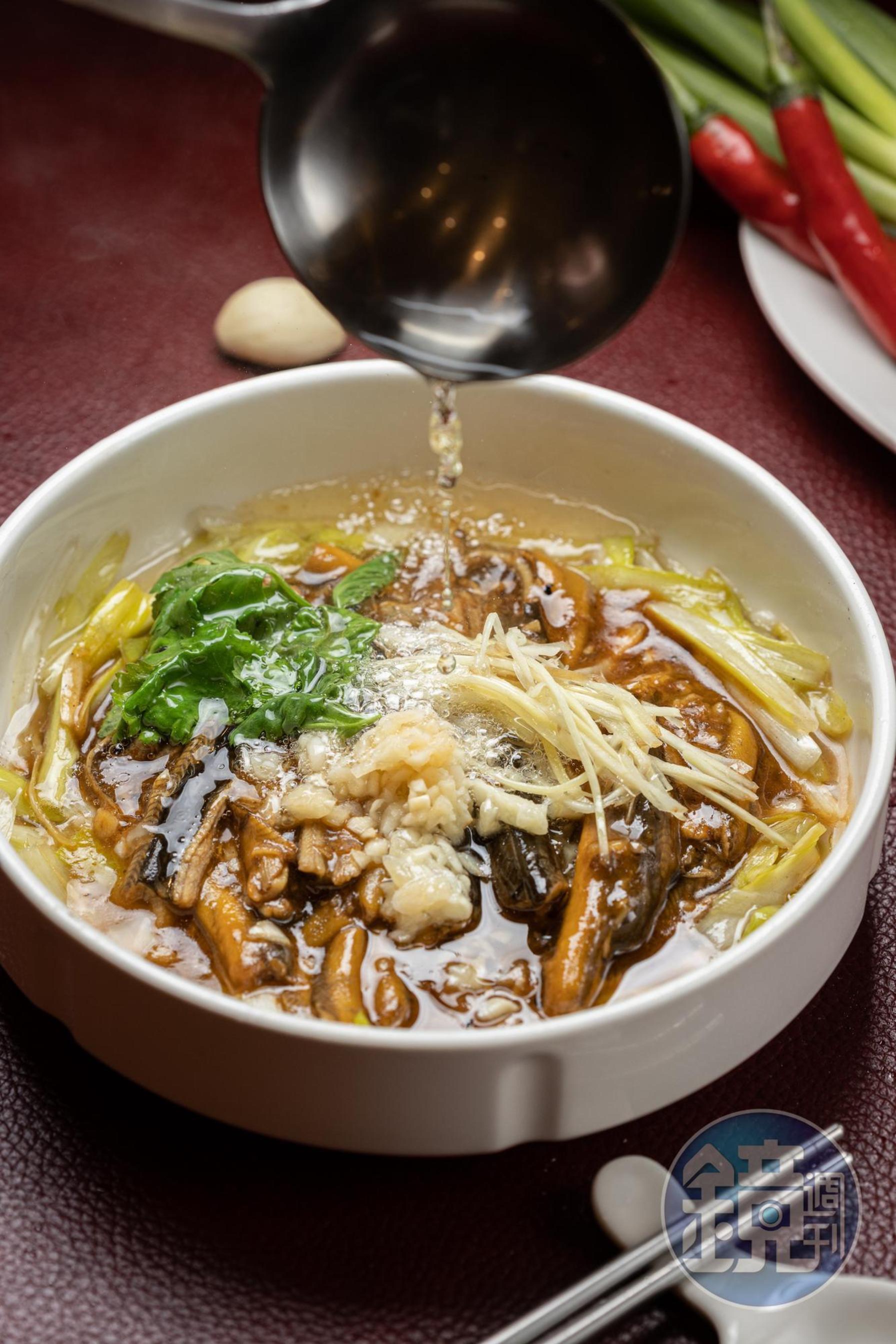 「韭黃鱔魚」上桌前嗆一勺熱油，喚醒了薑蒜的誘人香氣。（280元／小份）