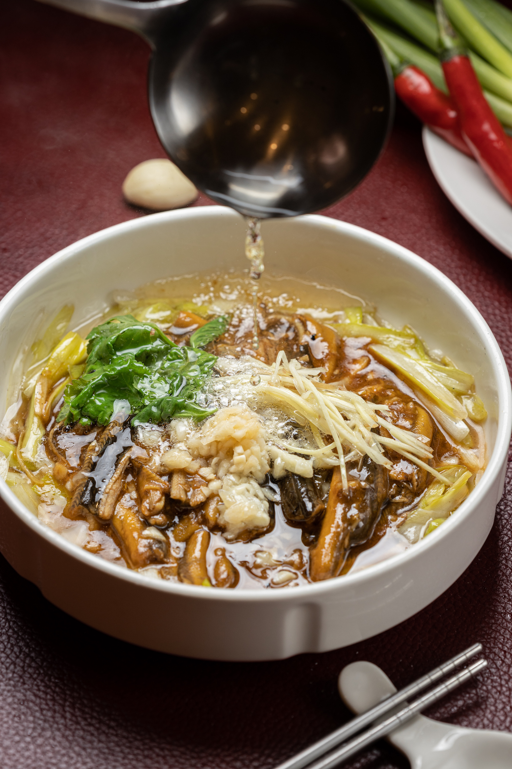 「韭黃鱔魚」上桌前嗆一勺熱油,喚醒了薑蒜的誘人香氣。(280元/小份)