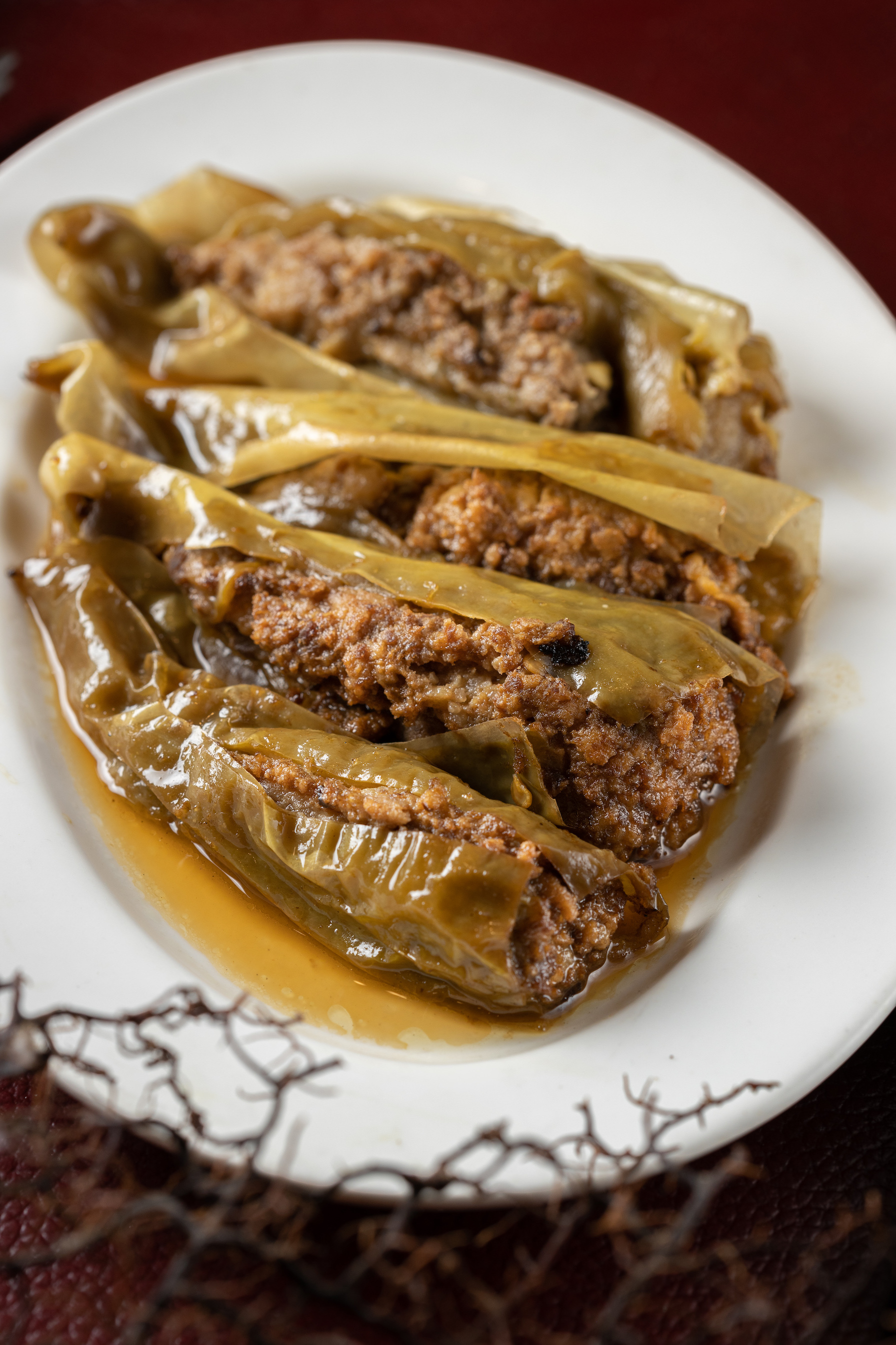 「辣椒夾肉」椒香全燒進肉餡裡,鹹甘下飯。(280元/小份)