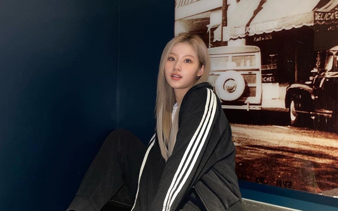 TWICE成員Sana返韓在機場做PCR測出陽性。（翻攝TWICE IG)