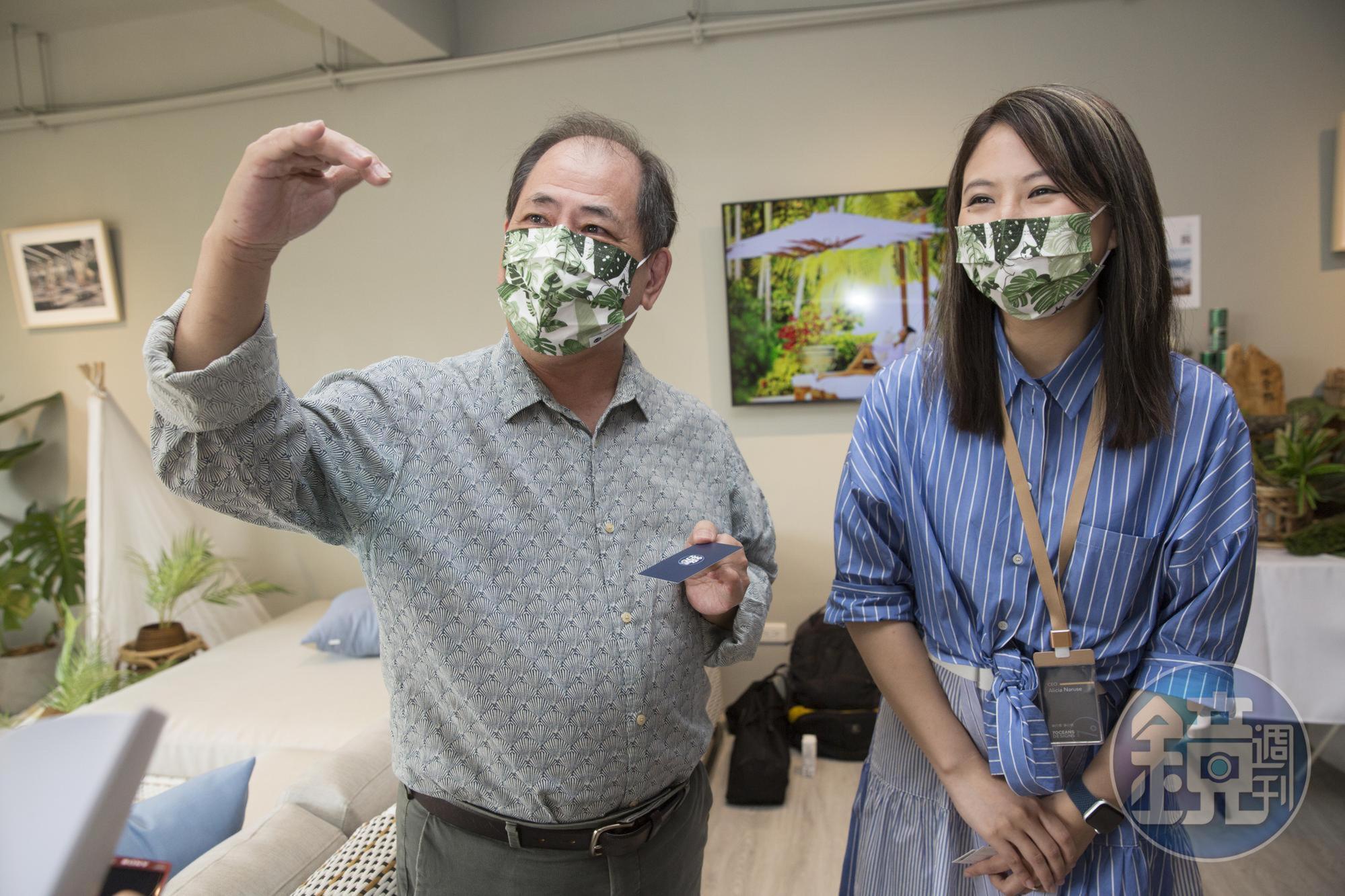 明紳實業董事長蒲浩為(左)專精製作休閒家具,女兒蒲心悅(右)則打自有品牌,二人合作無間。