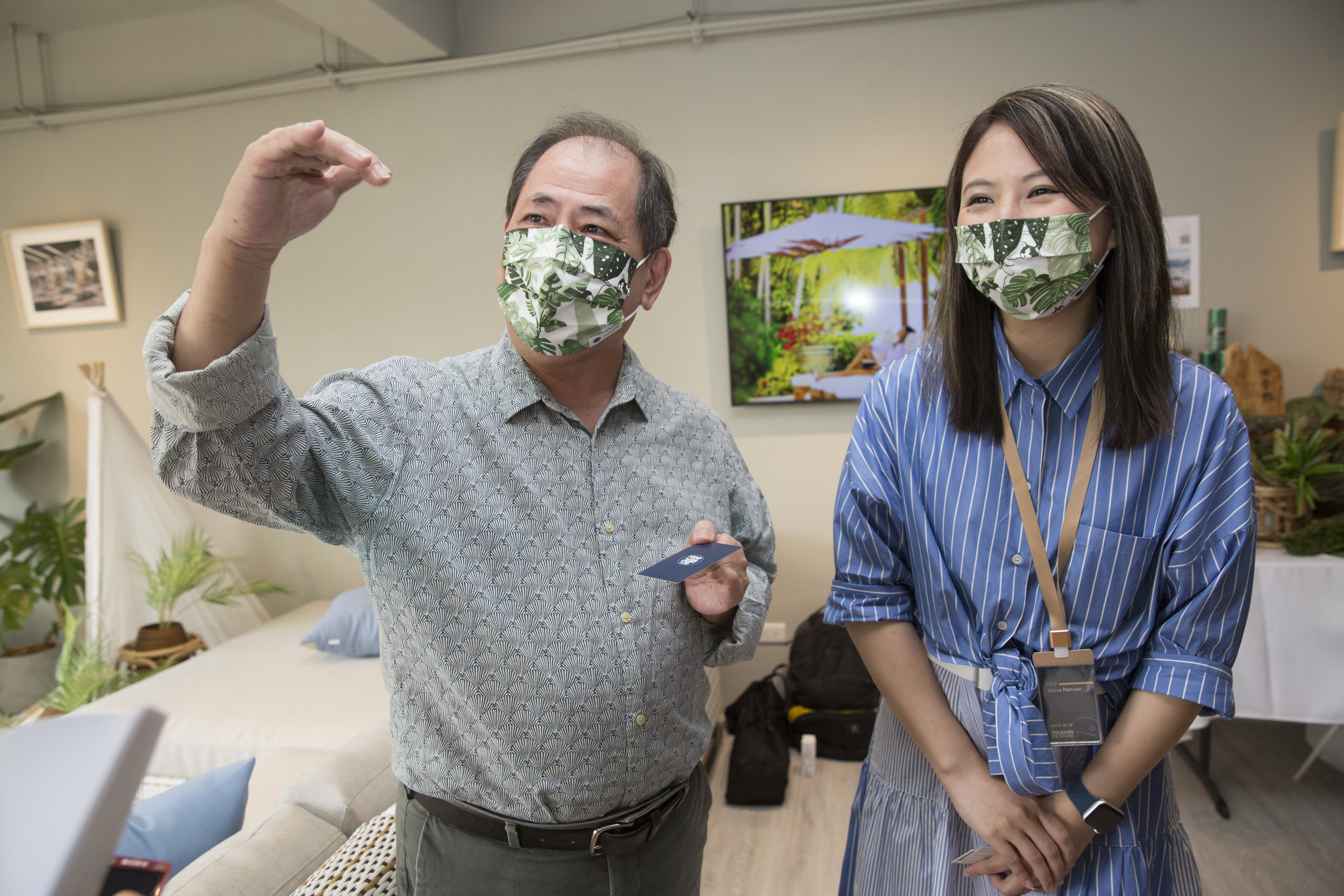 明紳實業董事長蒲浩為（左）專精製作休閒家具，女兒蒲心悅（右）則打自有品牌，二人合作無間。