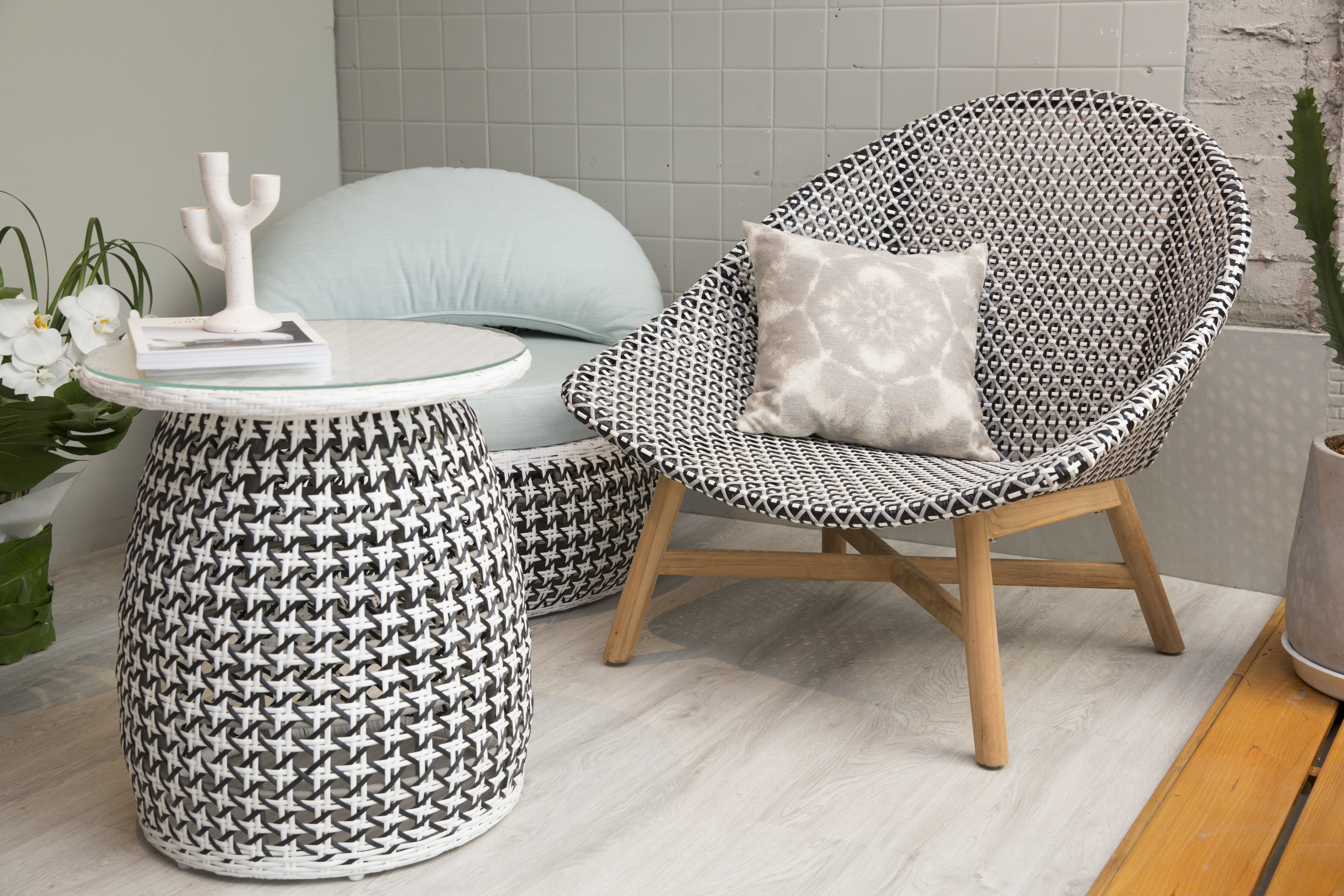 7OCEANS以高難度編織手法做出千鳥格圖紋，讓編織家具樣式更年輕化。