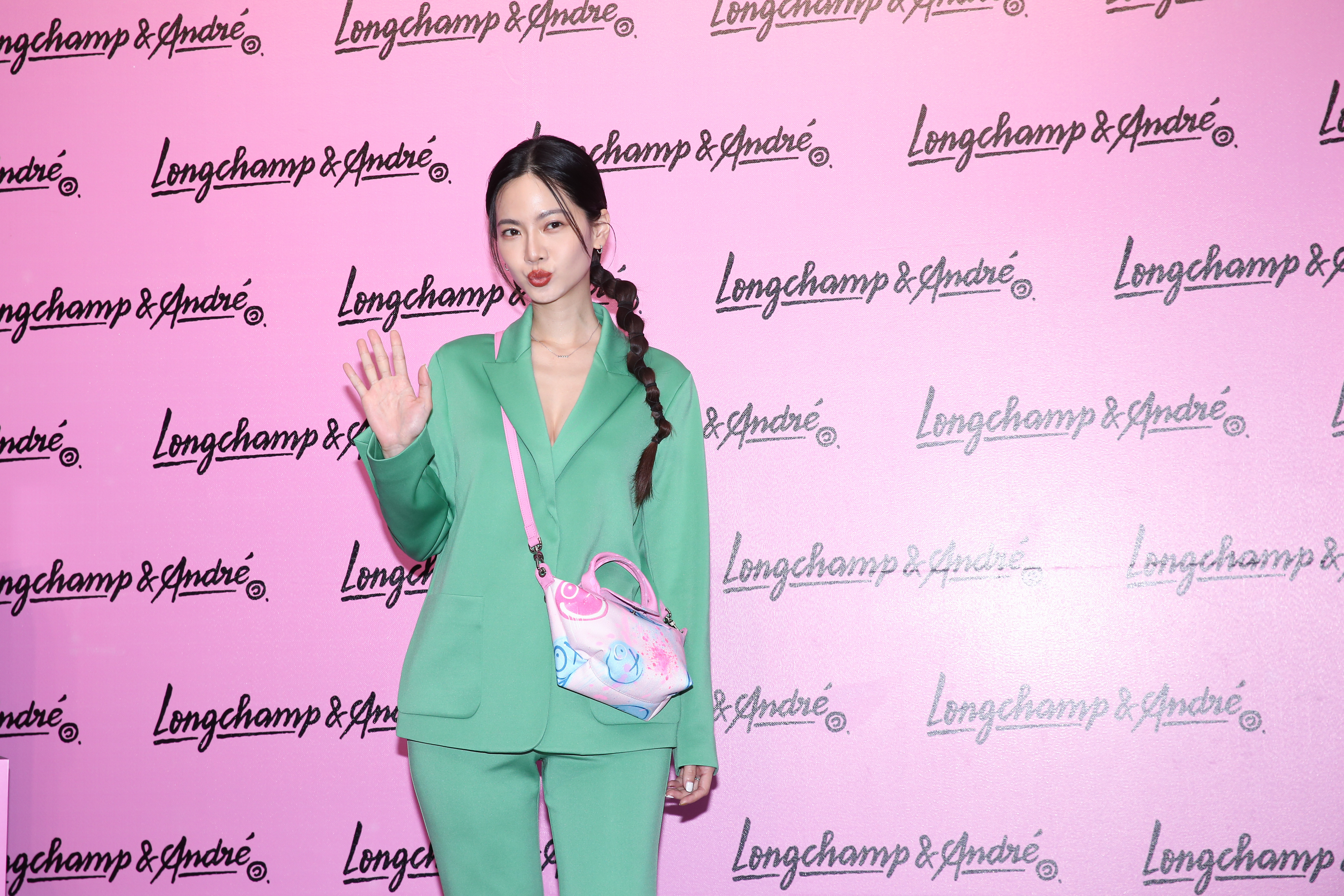 過去經常出席時裝週的曾之喬認為這套微露性感的套裝很基本，不會過於性感。