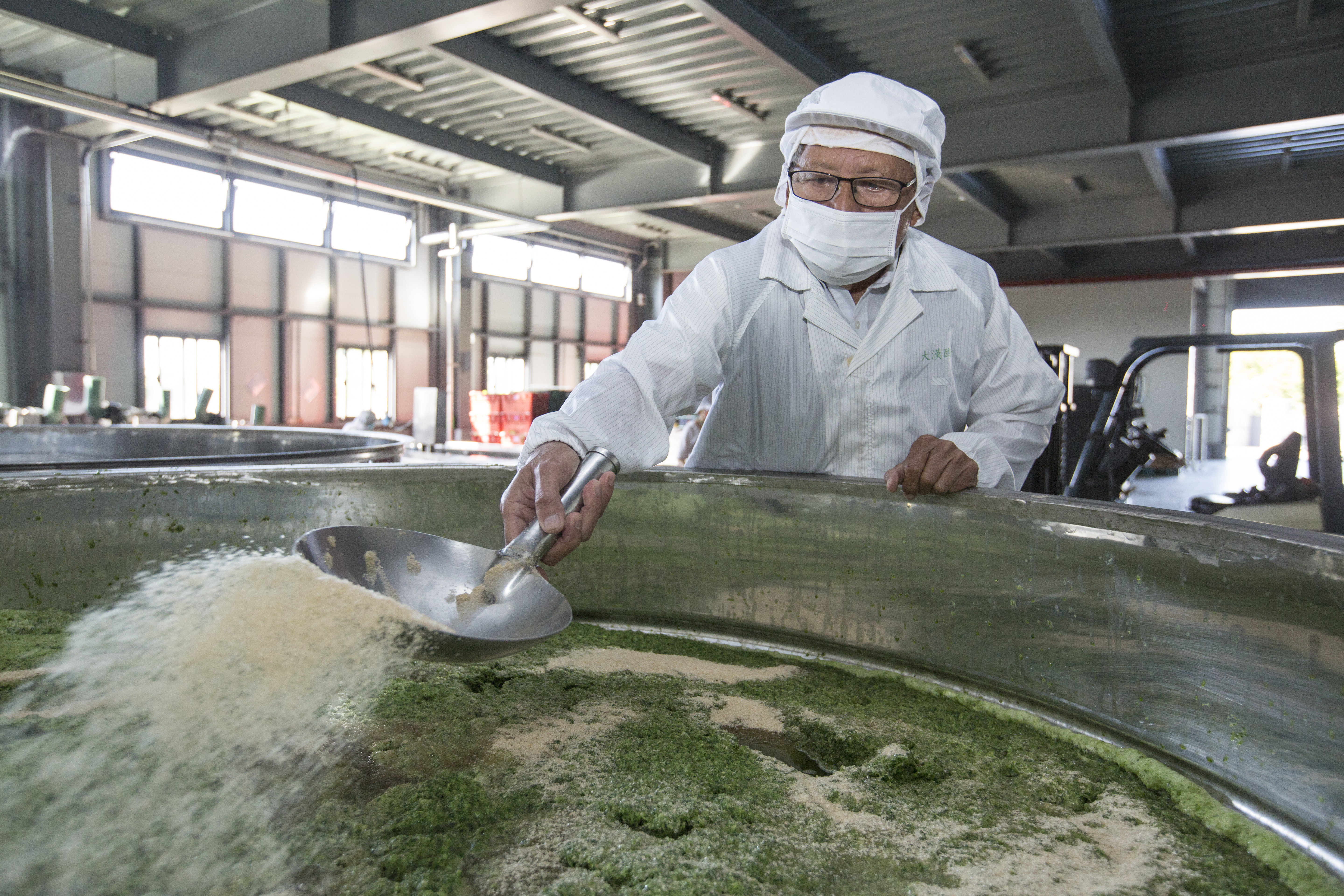 黃伯誠41年前創大漢酵素生技，採獨立桶醱酵，使菌種與蔬果完全發揮作用，產品行銷全球27國，年收達6億元。