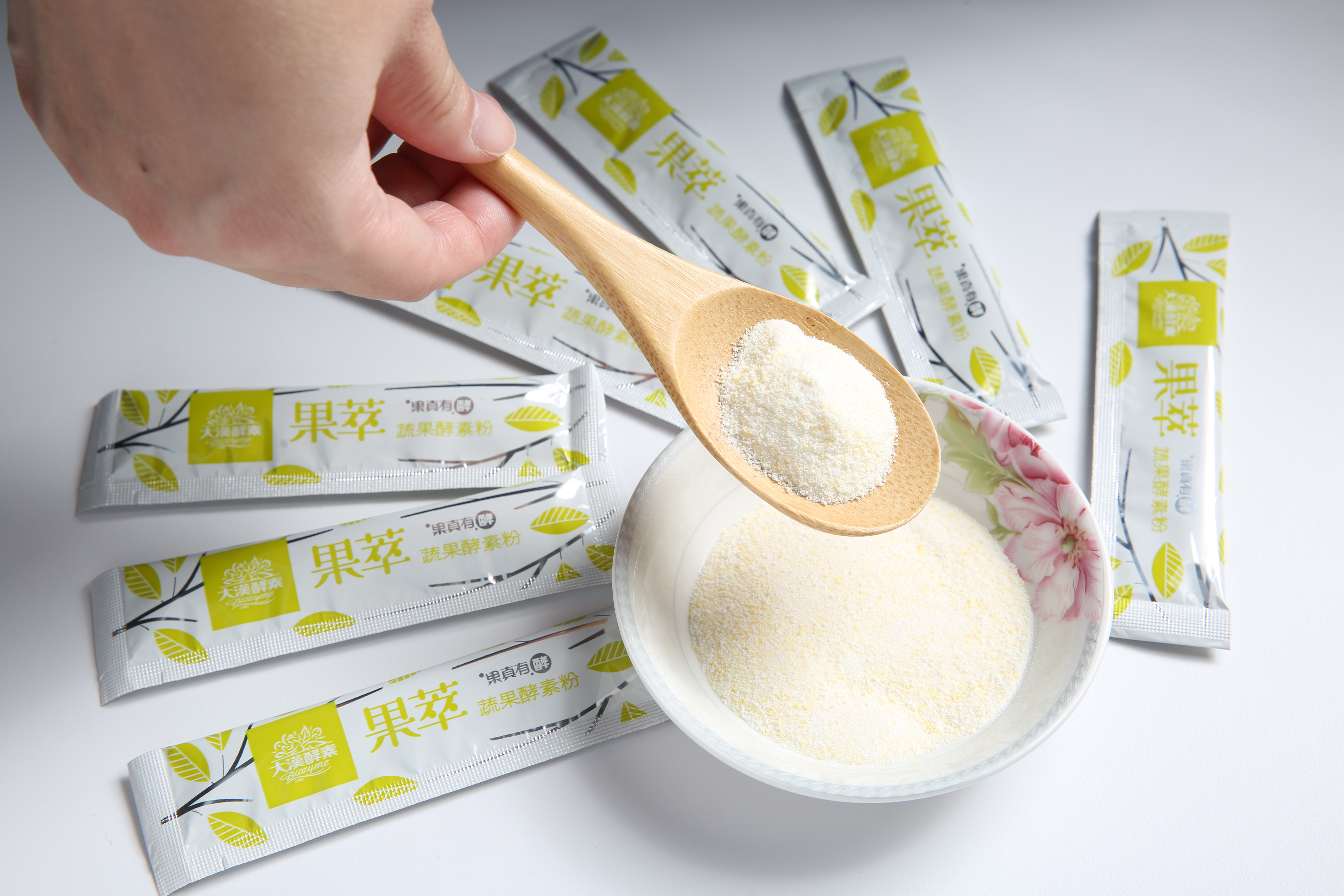 很多人對益生菌與酵素傻傻分不清，事實上，益生菌是製成酵素的菌種原料之一，圖為粉末型酵素。（果萃系列30包/1,380元）